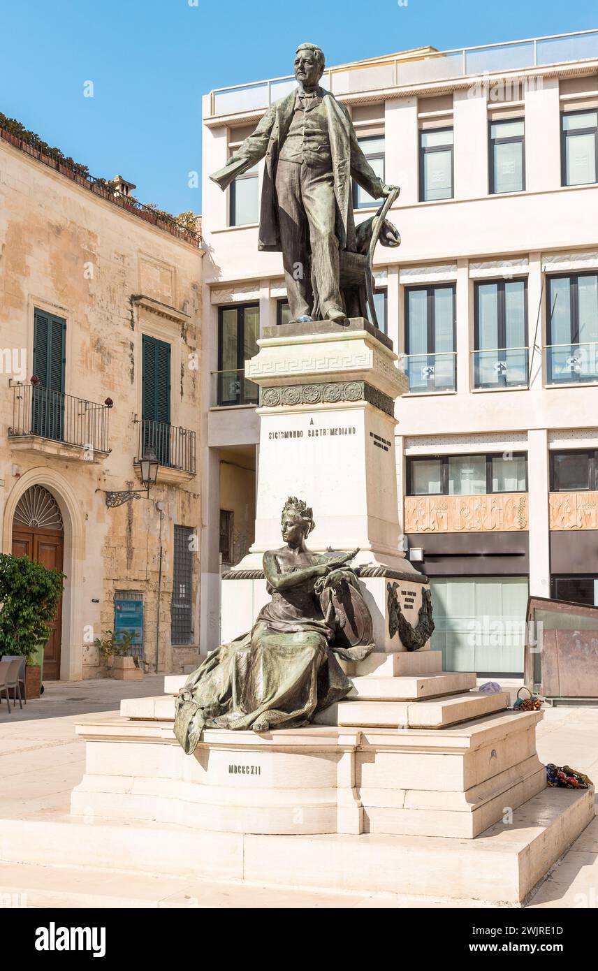 Lecce, Apulien, Italien - 23. Oktober 2023: Bronzemonument für Sigismondo Castromediano in Lecce. Stockfoto
