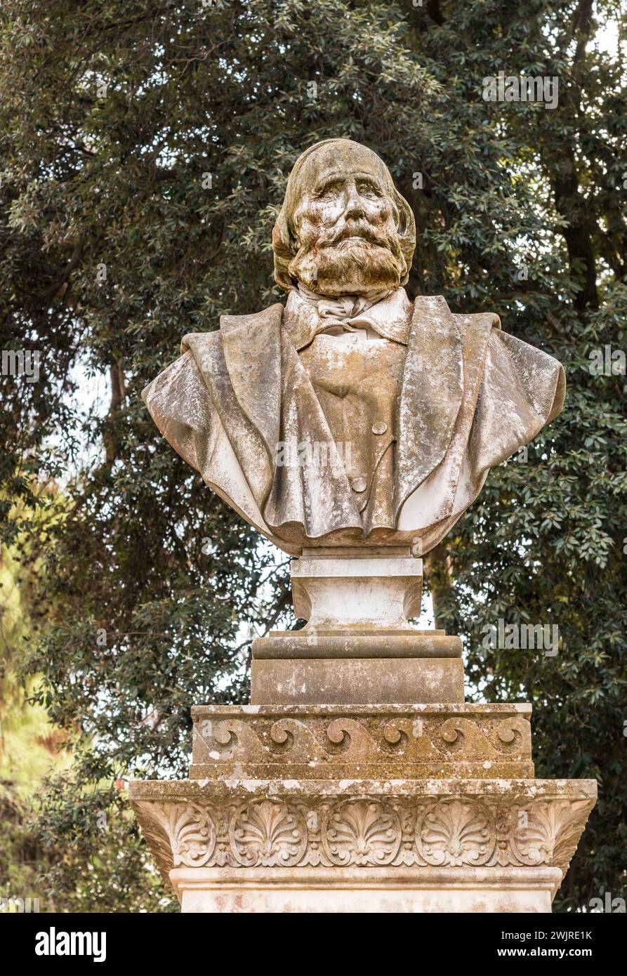 Denkmal für Giuseppe Garibaldi auf einer Steinsäule, gelegen in den zentralen Gärten von Lecce Stockfoto