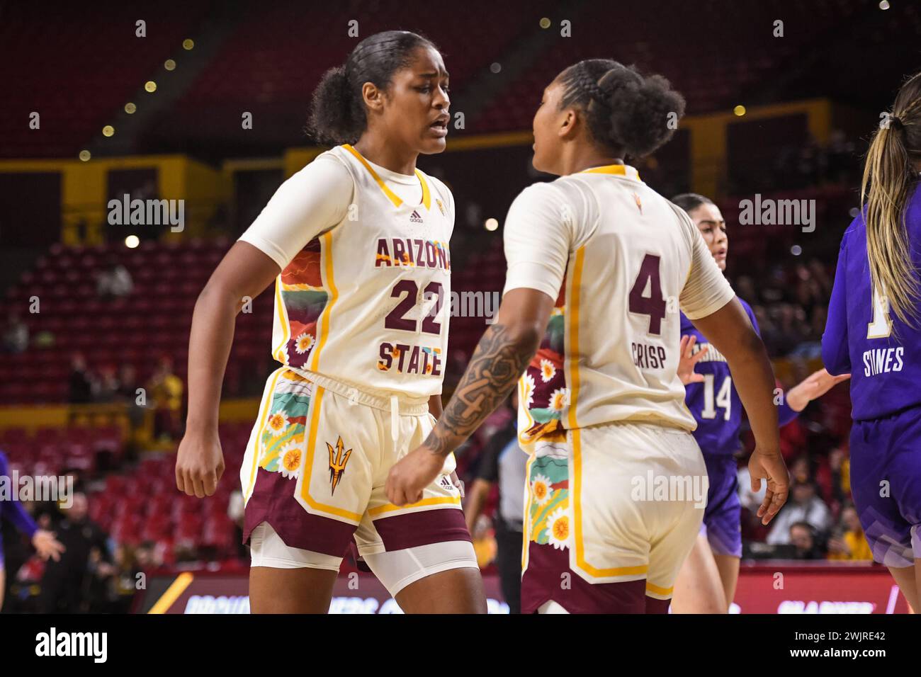 Arizona State Sun Devils Forward Journey Thompson (22) feiert mit der Wärterin Trayanna Crisp (4) nach einem Foul in der ersten Hälfte der NCAA-Basen Stockfoto