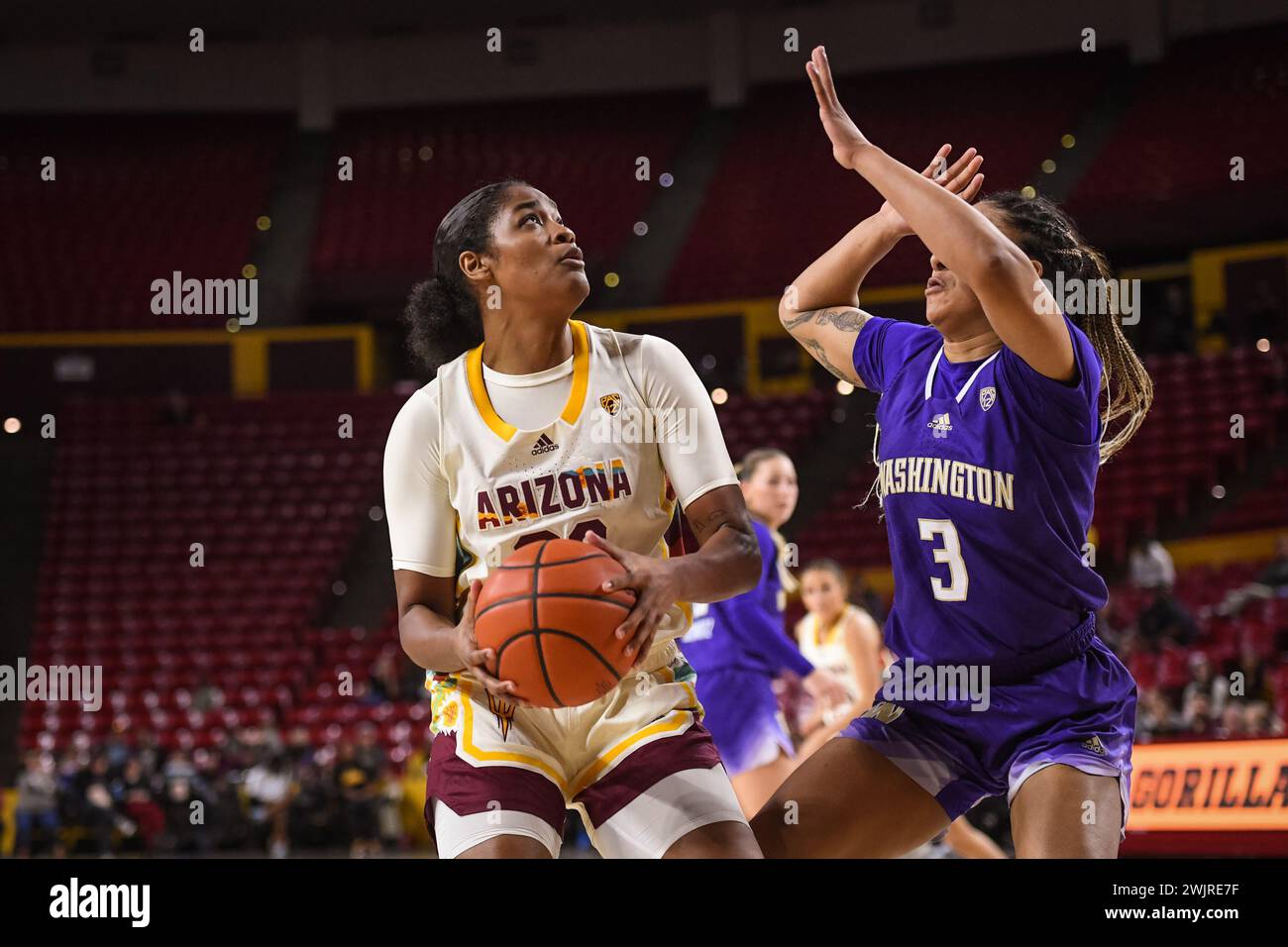 Arizona State Sun Devils Forward Journey Thompson (22) versucht in der ersten Hälfte des NCAA-Basketballspiels gegen die Washington Huskies in einen Schuss Stockfoto
