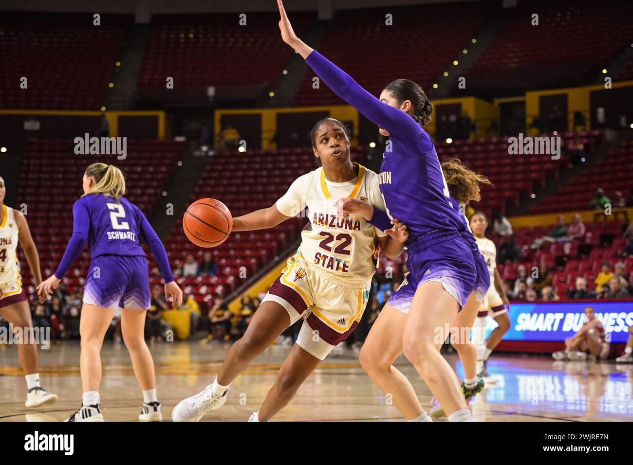 Arizona State Sun Devils Forward Journey Thompson (22) fährt in der ersten Hälfte des NCAA-Basketballspiels gegen die Washington H in Richtung Korb Stockfoto