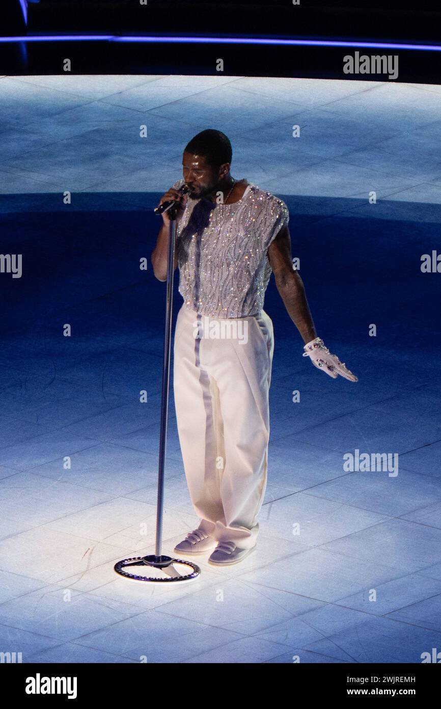 Februar 2024; Las Vegas, Nevada, USA; Popsänger Usher tritt während der Halbzeitshow zwischen den San Francisco 49ers und den Kansas City Chiefs im Allegiant Stadium während des Super Bowl LVIII auf. Pflichtbeitrag: Stan Szeto - Image of Sport Stockfoto