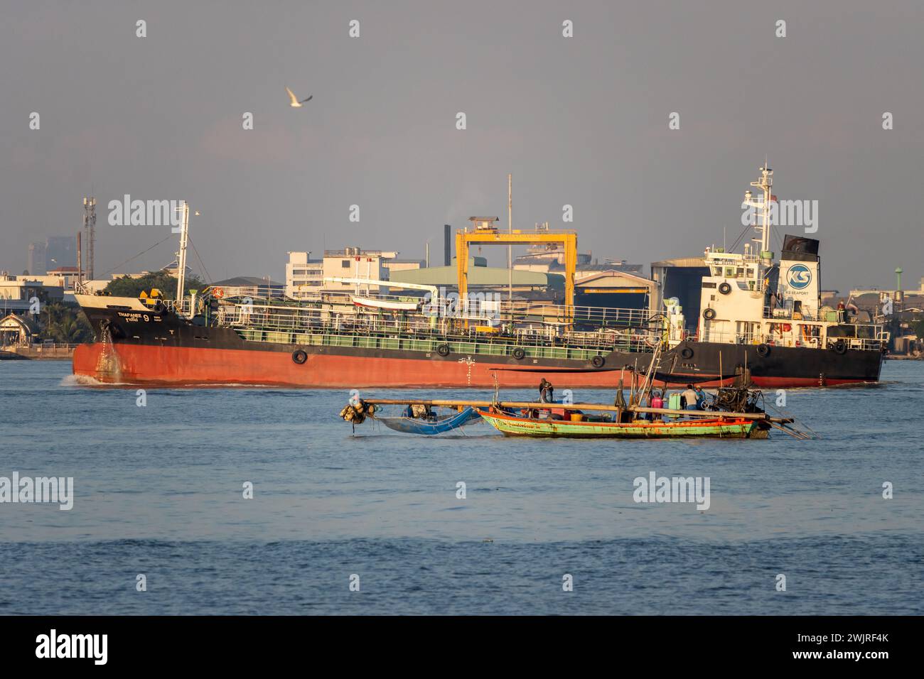 SAMUT PRAKAN, THAILAND, 15. Dezember 2023, segelt der Tanker THAPANEE 9 um die Küste Stockfoto