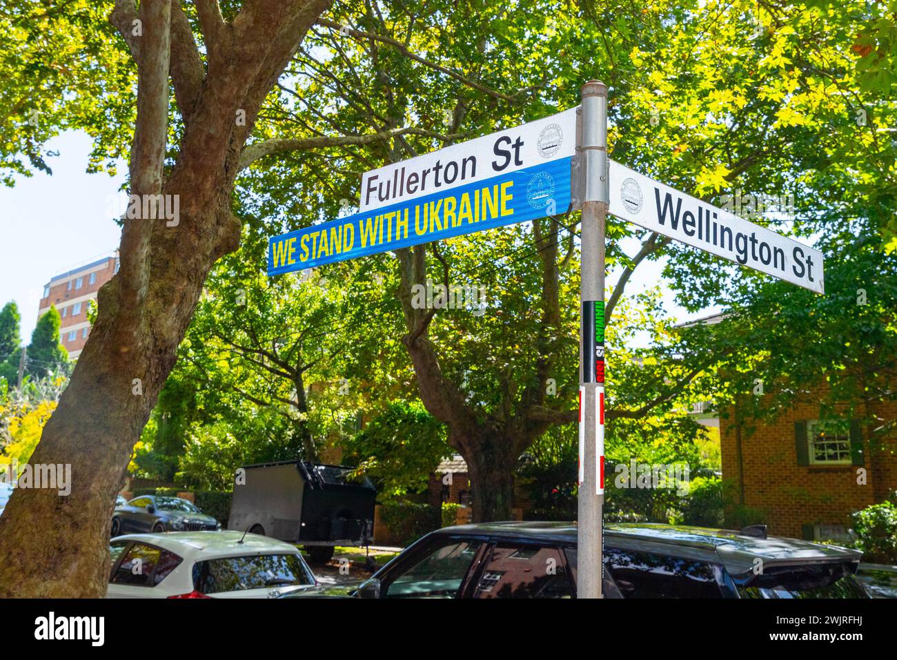 Sydney, Australien, 17. Februar 2024. Vor dem russischen Konsulat findet ein öffentliches Treffen statt, um Simeon Boikov, den „australischen Kosaken“, zu unterstützen, der derzeit aufgrund seines politischen Aktivismus im Konsulat residiert. Abgebildet: Ein pro-ukrainisches Schild auf der Straße, wo sich das russische Konsulat befindet. Quelle: Robert Wallace / Wallace Media Network / Alamy Live News Stockfoto