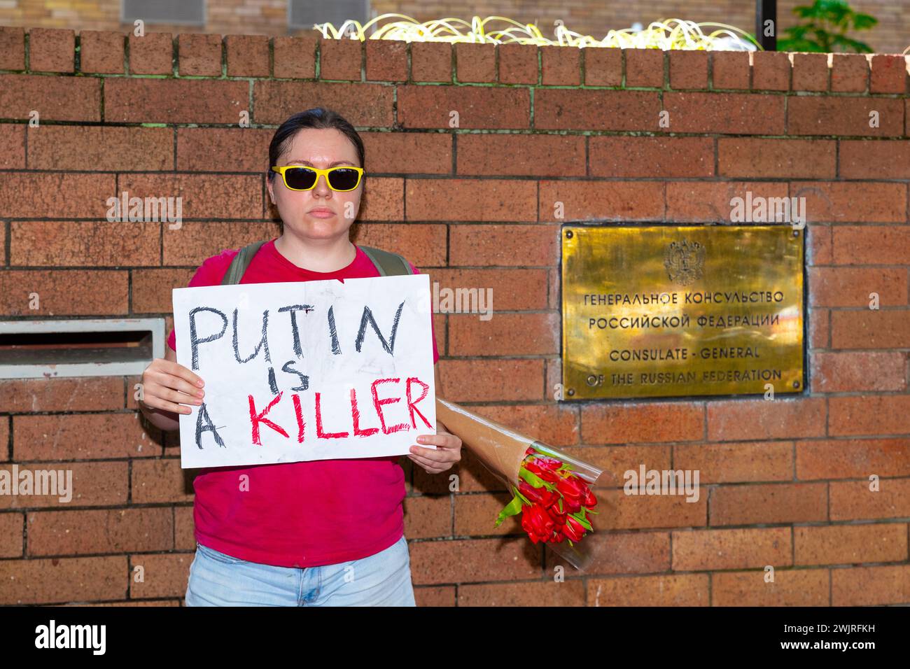 Sydney, Australien, 17. Februar 2024. Vor dem russischen Konsulat findet ein öffentliches Treffen statt, um Simeon Boikov, den „australischen Kosaken“, zu unterstützen, der derzeit aufgrund seines politischen Aktivismus im Konsulat residiert. Im Bild: Ein pro-ukrainischer Demonstrant mit einem Anti-Putin-Banner. Quelle: Robert Wallace / Wallace Media Network / Alamy Live News Stockfoto