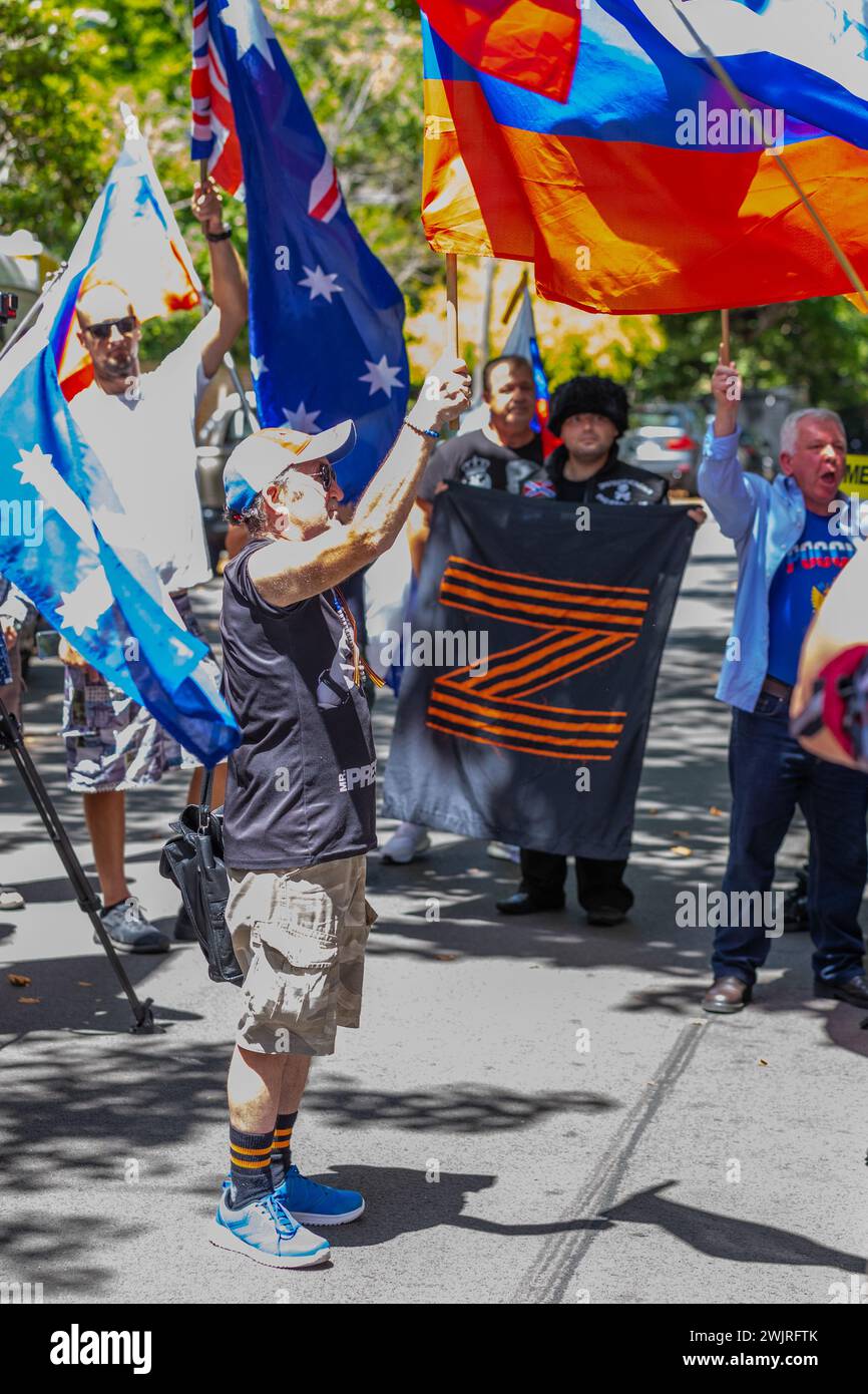 Sydney, Australien, 17. Februar 2024. Vor dem russischen Konsulat findet ein öffentliches Treffen statt, um Simeon Boikov, den „australischen Kosaken“, zu unterstützen, der derzeit aufgrund seines politischen Aktivismus im Konsulat residiert. Im Bild: pro-Russland, pro-Putin und pro-Simeon Boikov Demonstranten. Quelle: Robert Wallace / Wallace Media Network / Alamy Live News Stockfoto