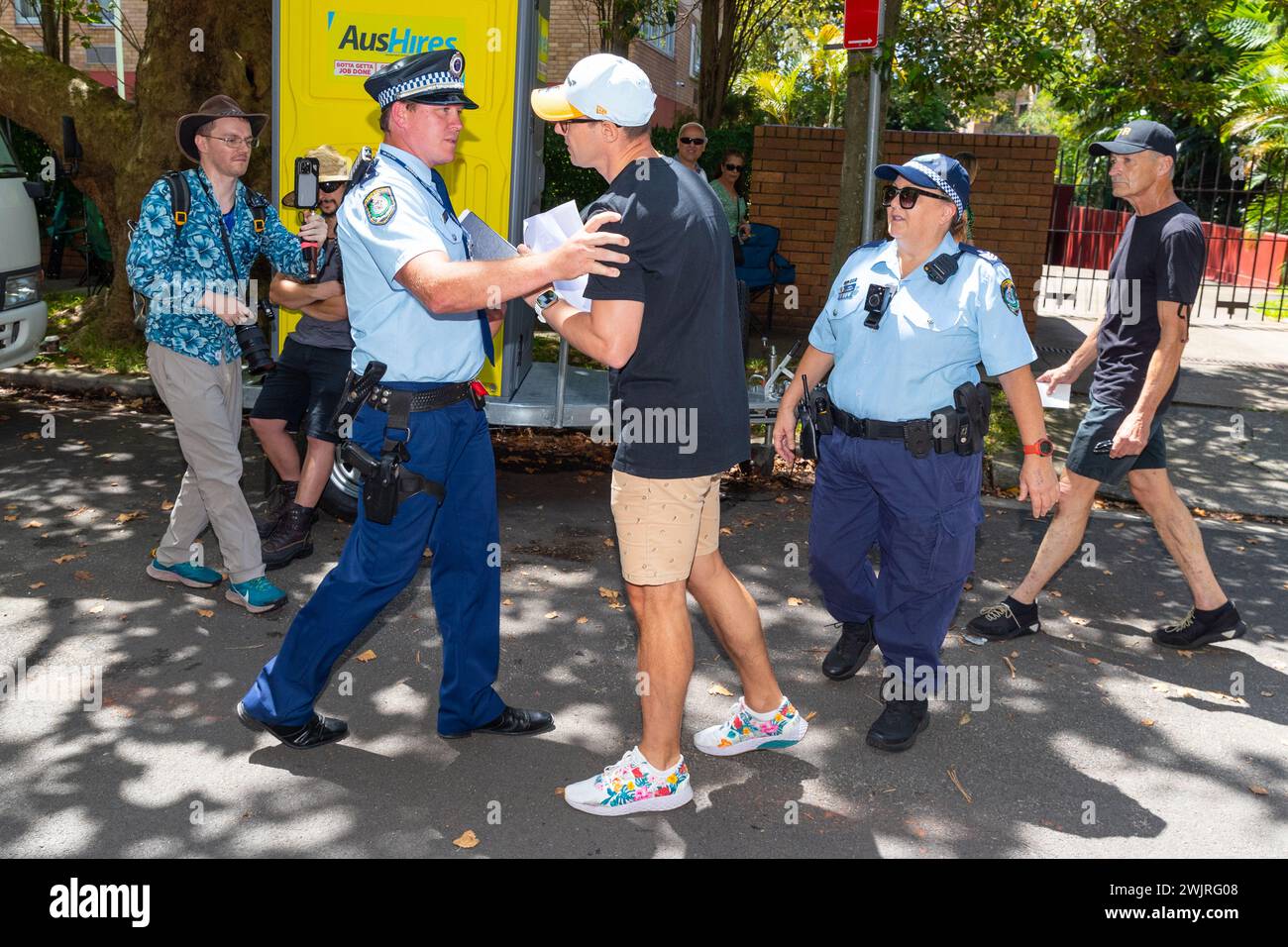 Sydney, Australien, 17. Februar 2024. Vor dem russischen Konsulat findet ein öffentliches Treffen statt, um Simeon Boikov, den „australischen Kosaken“, zu unterstützen, der derzeit aufgrund seines politischen Aktivismus im Konsulat residiert. Ein pro-ukrainischer Demonstrant versucht, das Ereignis zu stören. Quelle: Robert Wallace / Wallace Media Network / Alamy Live News Stockfoto