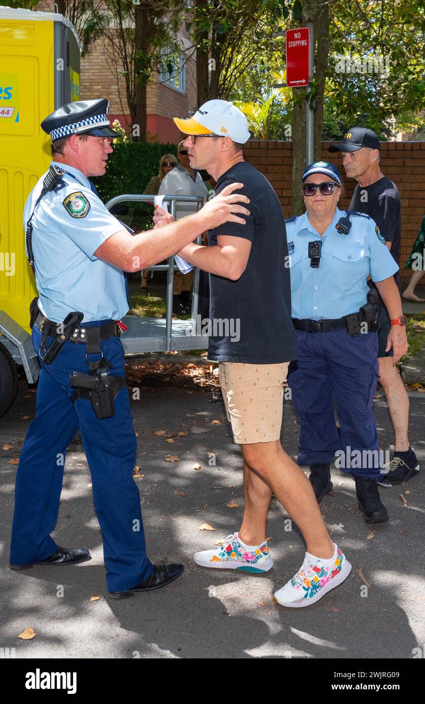 Sydney, Australien, 17. Februar 2024. Vor dem russischen Konsulat findet ein öffentliches Treffen statt, um Simeon Boikov, den „australischen Kosaken“, zu unterstützen, der derzeit aufgrund seines politischen Aktivismus im Konsulat residiert. Ein pro-ukrainischer Demonstrant versucht, das Ereignis zu stören. Quelle: Robert Wallace / Wallace Media Network / Alamy Live News Stockfoto