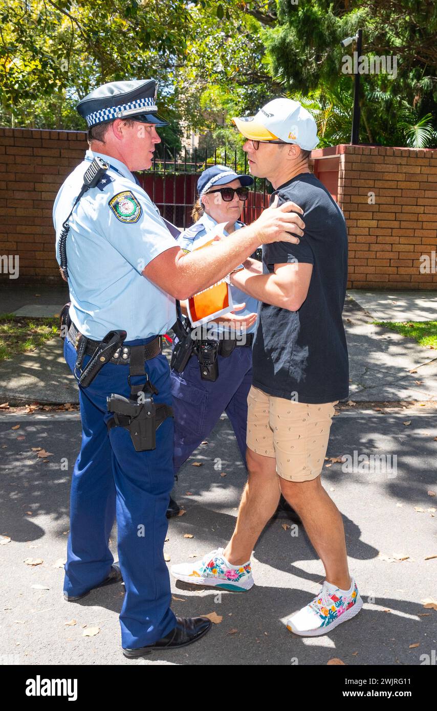 Sydney, Australien, 17. Februar 2024. Vor dem russischen Konsulat findet ein öffentliches Treffen statt, um Simeon Boikov, den „australischen Kosaken“, zu unterstützen, der derzeit aufgrund seines politischen Aktivismus im Konsulat residiert. Ein pro-ukrainischer Demonstrant versucht, das Ereignis zu stören. Quelle: Robert Wallace / Wallace Media Network / Alamy Live News Stockfoto