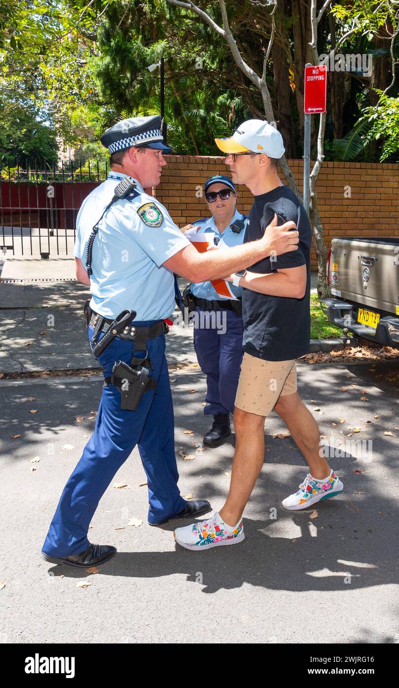 Sydney, Australien, 17. Februar 2024. Vor dem russischen Konsulat findet ein öffentliches Treffen statt, um Simeon Boikov, den „australischen Kosaken“, zu unterstützen, der derzeit aufgrund seines politischen Aktivismus im Konsulat residiert. Ein pro-ukrainischer Demonstrant versucht, das Ereignis zu stören. Quelle: Robert Wallace / Wallace Media Network / Alamy Live News Stockfoto