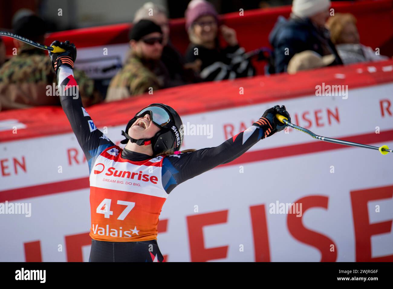 Die US-amerikanische Skirennläuferin Allison Mollin nach ihrer zweiten Abfahrt auf der National Piste in Crans Montana. Warmes Wetter und Schneequalität zwangen das Rennkomitee, die Ziellinie der ersten Runde der Frauen-Weltmeisterschaft in Crans Montana zu verschieben. Stockfoto