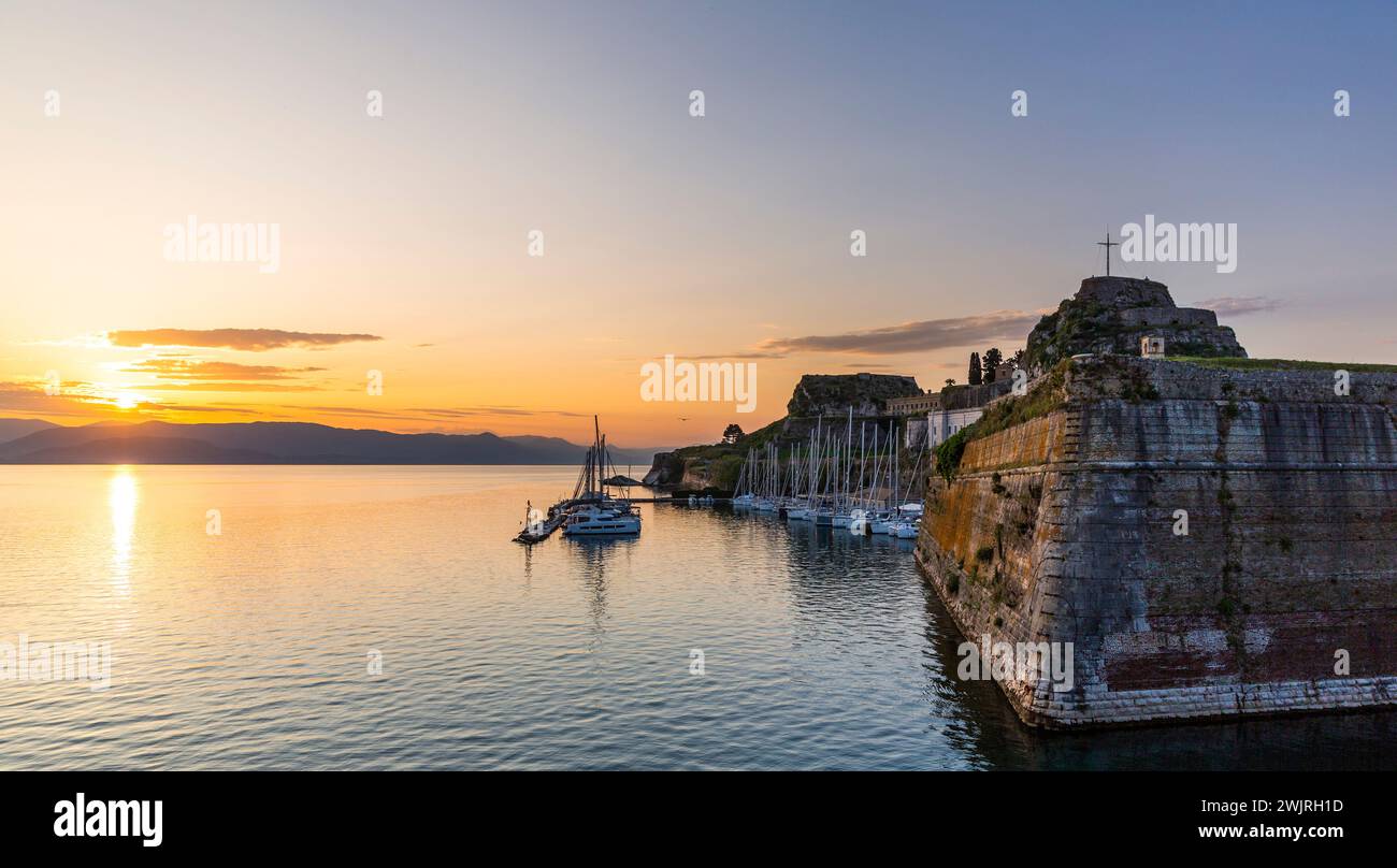 Sonnenaufgang in der Nähe der alten venezianischen Festung in der Stadt Korfu Stockfoto