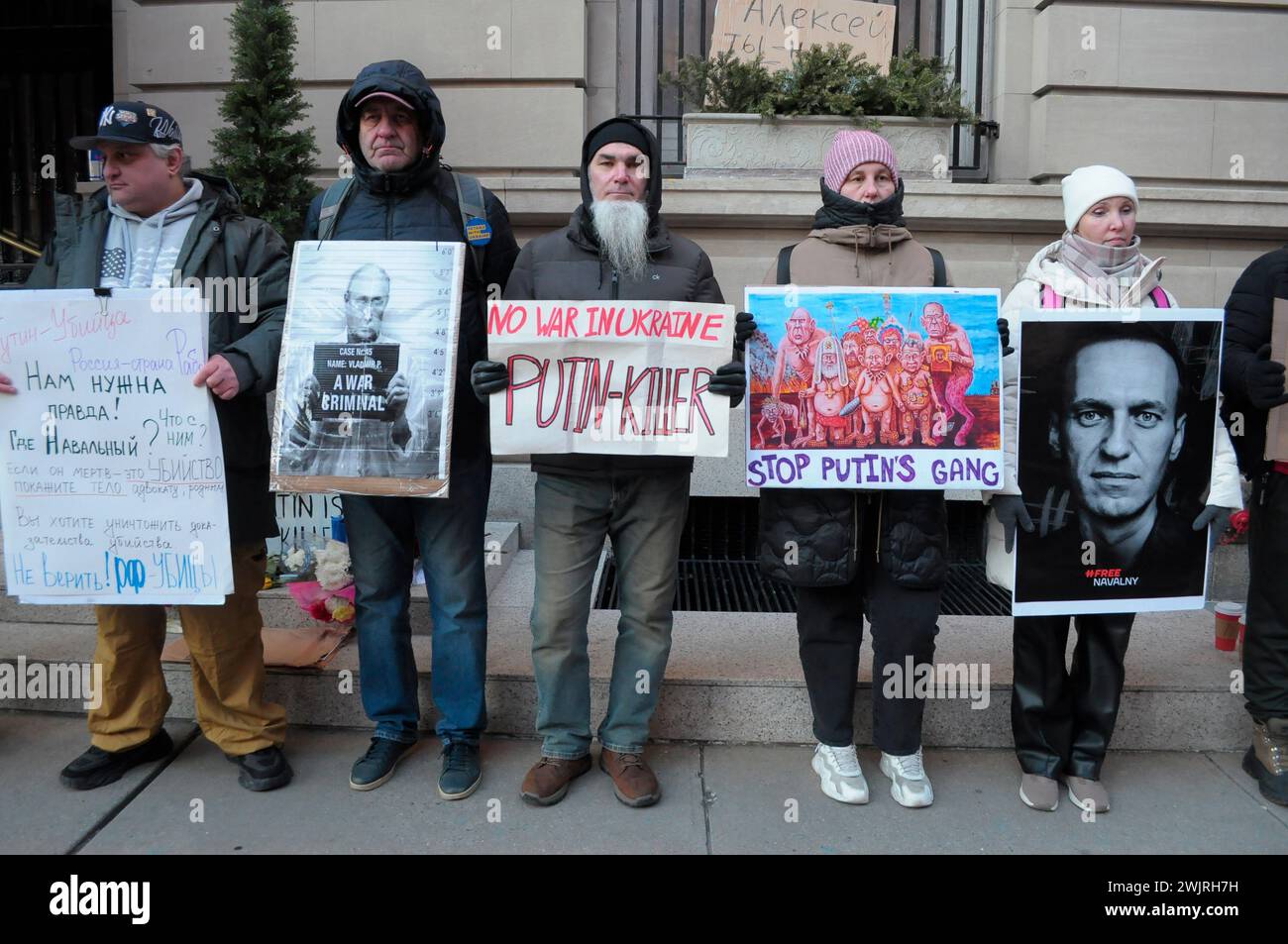 Demonstranten halten Plakate, auf denen ihre Meinung zu Alexej Nawalny und Wladimir Putin während einer Mahnwache für Nawalny zum Ausdruck gebracht wird. Die Mahnwache fand vor dem Generalkonsulat der Russischen Föderation im Stadtteil Manhattan in New York City statt. Laut einem Bericht des russischen Gefängnisdienstes starb Alexej Nawalny, ein ehemaliger Anwalt und Kritiker von Wladimir Putin, im Gefängnis in einer russischen Strafkolonie nördlich des Polarkreises. US-Präsident Joe Biden beschuldigte Putin für Nawalnys Tod. Nawalny verbüßte eine kombinierte Gefängnisstrafe von mehr als 30 Jahren. Stockfoto