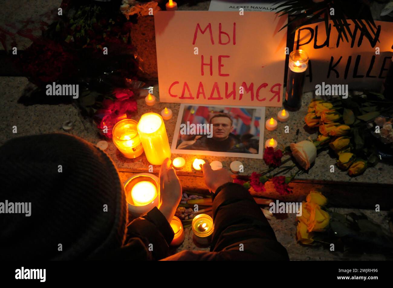 Ein Demonstrator zündet bei einer Mahnwache für Alexej Nawalny eine Kerze an. Die Mahnwache fand vor dem Generalkonsulat der Russischen Föderation im Stadtteil Manhattan in New York City statt. Laut einem Bericht des russischen Gefängnisdienstes starb Alexej Nawalny, ein ehemaliger Anwalt und Kritiker von Wladimir Putin, im Gefängnis in einer russischen Strafkolonie nördlich des Polarkreises. US-Präsident Joe Biden beschuldigte Putin für Nawalnys Tod. Nawalny verbüßte eine kombinierte Gefängnisstrafe von mehr als 30 Jahren. (Foto: Jimin Kim/SOPA Images/SIPA USA) Stockfoto