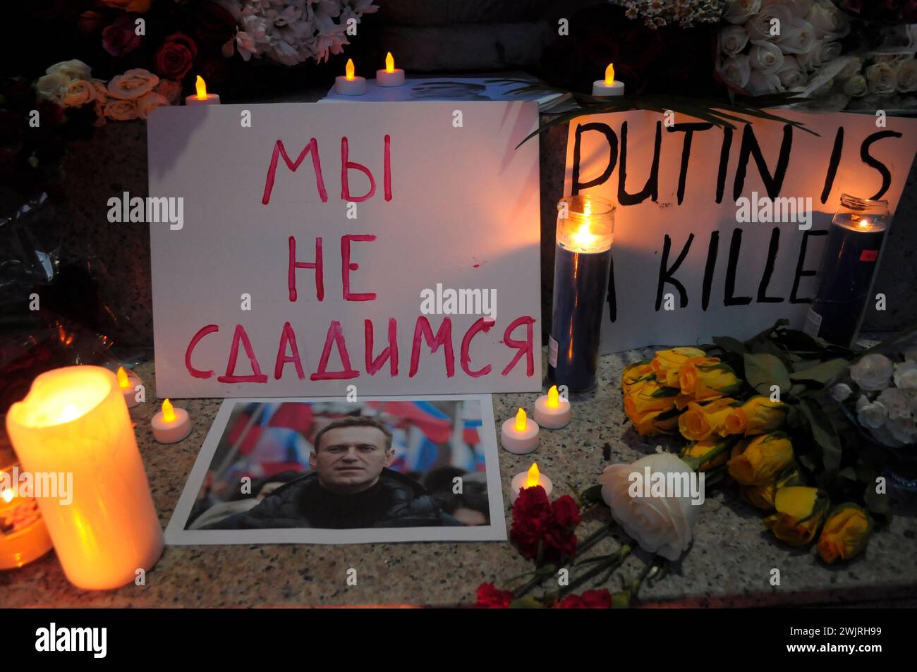 Bei einer Mahnwache für Nawalny werden Kerzen und Plakate mit der Meinung der Demonstranten und ein Foto von Alexej Nawalny gesehen. Die Mahnwache fand vor dem Generalkonsulat der Russischen Föderation im Stadtteil Manhattan in New York City statt. Laut einem Bericht des russischen Gefängnisdienstes starb Alexej Nawalny, ein ehemaliger Anwalt und Kritiker von Wladimir Putin, im Gefängnis in einer russischen Strafkolonie nördlich des Polarkreises. US-Präsident Joe Biden beschuldigte Putin für Nawalnys Tod. Nawalny verbüßte eine kombinierte Gefängnisstrafe von mehr als 30 Jahren. Stockfoto