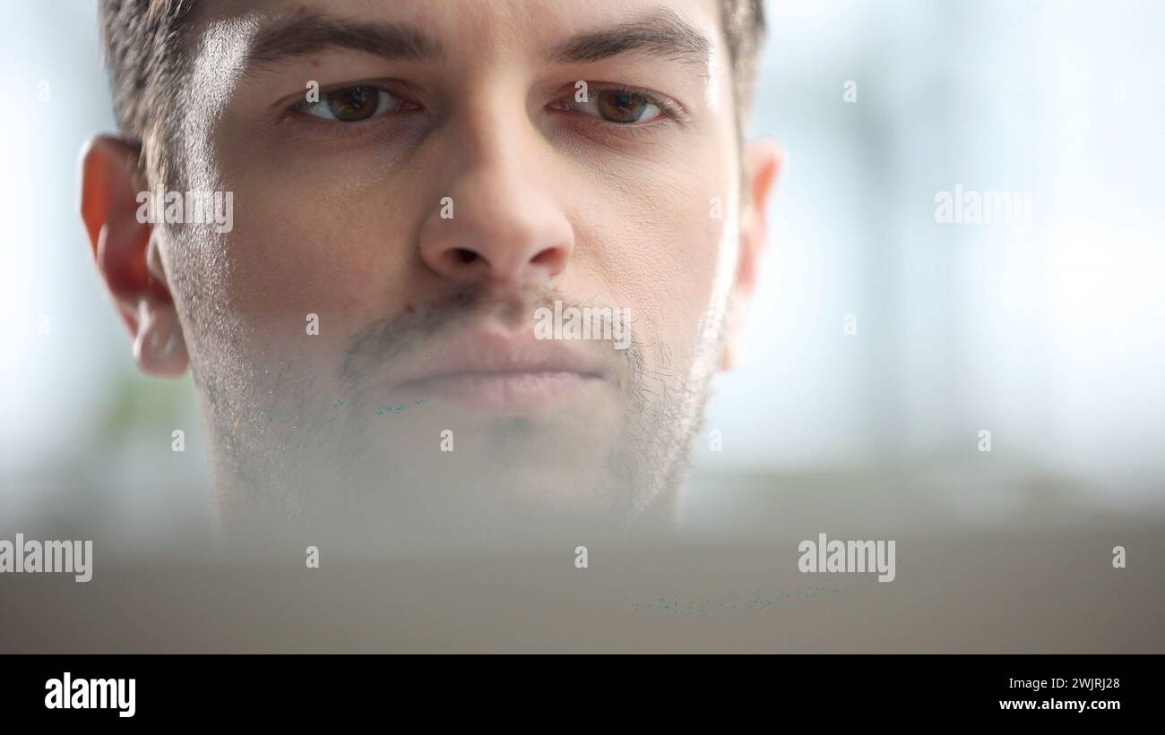 Geschäftsmann in Nahaufnahme, der an einem Laptop arbeitet Stockfoto