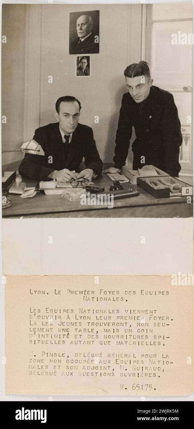 Trampus. Propagandafotografie: Mr. Pingle, Generaldelegierter für das unbesetzte Gebiet mit Nationalmannschaften und sein Assistent Mr. Giraud, Lyon. Lyon. Das erste Zuhause für die Teams/Nationalitäten. / Die Nationalmannschaften haben gerade ihr erstes Zuhause in Lyon eröffnet. / Die Jugendlichen finden nicht nur einen Tisch, sondern auch eine Ecke / Intimität und spi- / rituelle Speisen ebenso wie Material. / M. Pingle, Delegue General für die nicht besetzte Zone der Nati-/Nales-Teams und sein Assistent, Mr. Giraud, / Delgue mit Arbeiterfragen. Gelatino-Silberbromid-Entnahme. Daktylographische Legende in schwarzer Tinte. Im Jahr 1943 Stockfoto