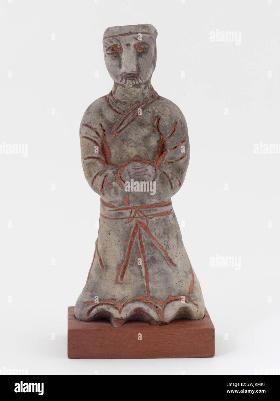 Männliches Zeichen '. Terrakotta in schwarz lackiert. China, Han-Dynastie (206 v. Chr.–220 n. Chr.). Paris, Cernuschi Museum. Chinesische Kunst, chinesische Keramik, stehend, Han Dynastie, Han Time, Mann, angebrachte Hand, männlicher Charakter, Basis, Statuette, Terrakotta Stockfoto Männliches Zeichen '. Terrakotta in schwarz lackiert. China, Han-Dynastie (206 v. Chr.–220 n. Chr.). Paris, Cernuschi Museum. Chinesische Kunst, chinesische Keramik, stehend, Han Dynastie, Han Time, Mann, angebrachte Hand, männlicher Charakter, Basis, Statuette, Terrakotta Stockfoto