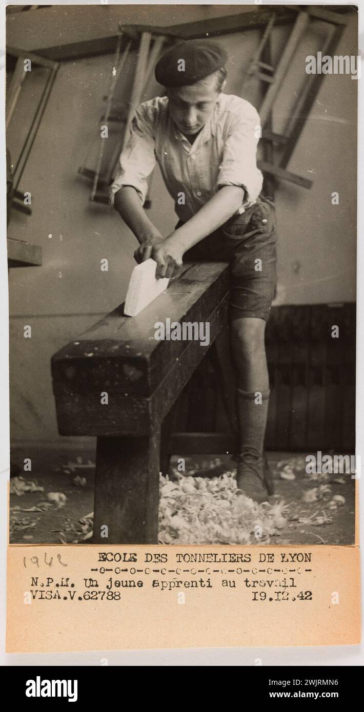 Gallia. "Propagandafotografie: Junger Lehrling bei der Arbeit, Schule der Kupfer von Lyon". Lyon / N.P.M. Ein junger Lehrling bei der Arbeit. Gelatino-Silberbromid-Entnahme. Daktylographische Legende in schwarzer Tinte. 1942-12-19-1942-12-19. Paris, Carnavalet Museum. 144780-22 Stockfoto