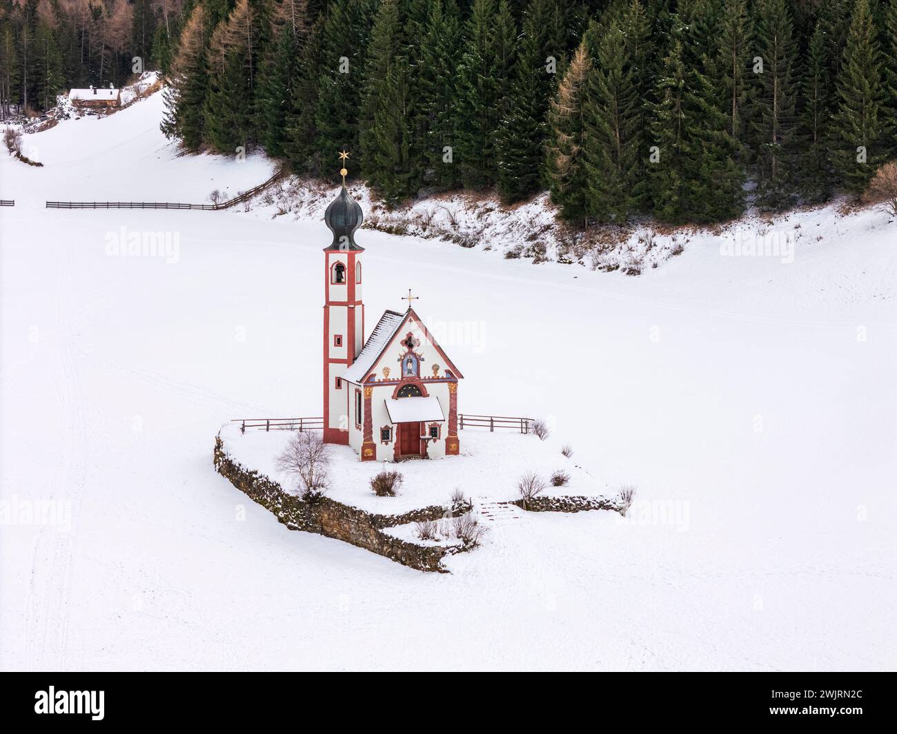 Malerischer Winterblick auf die St.-St.-Kirche Johann in Ranui, Dolomiten, Villnoss-Funes, Südtirol, Italien Stockfoto