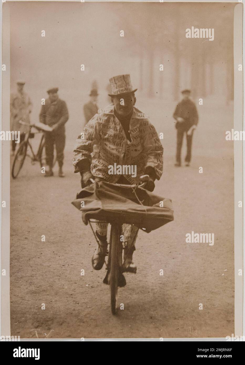 Das Kriterium der Zeitungsträger, ein Konkurrent im Original-Kostüm, Paris. Fotos von Georges Devred für die Agentur Rol. Januar 1929. Paris, Musée Carnavalet. 99525-26 Zeitung Stockfoto
