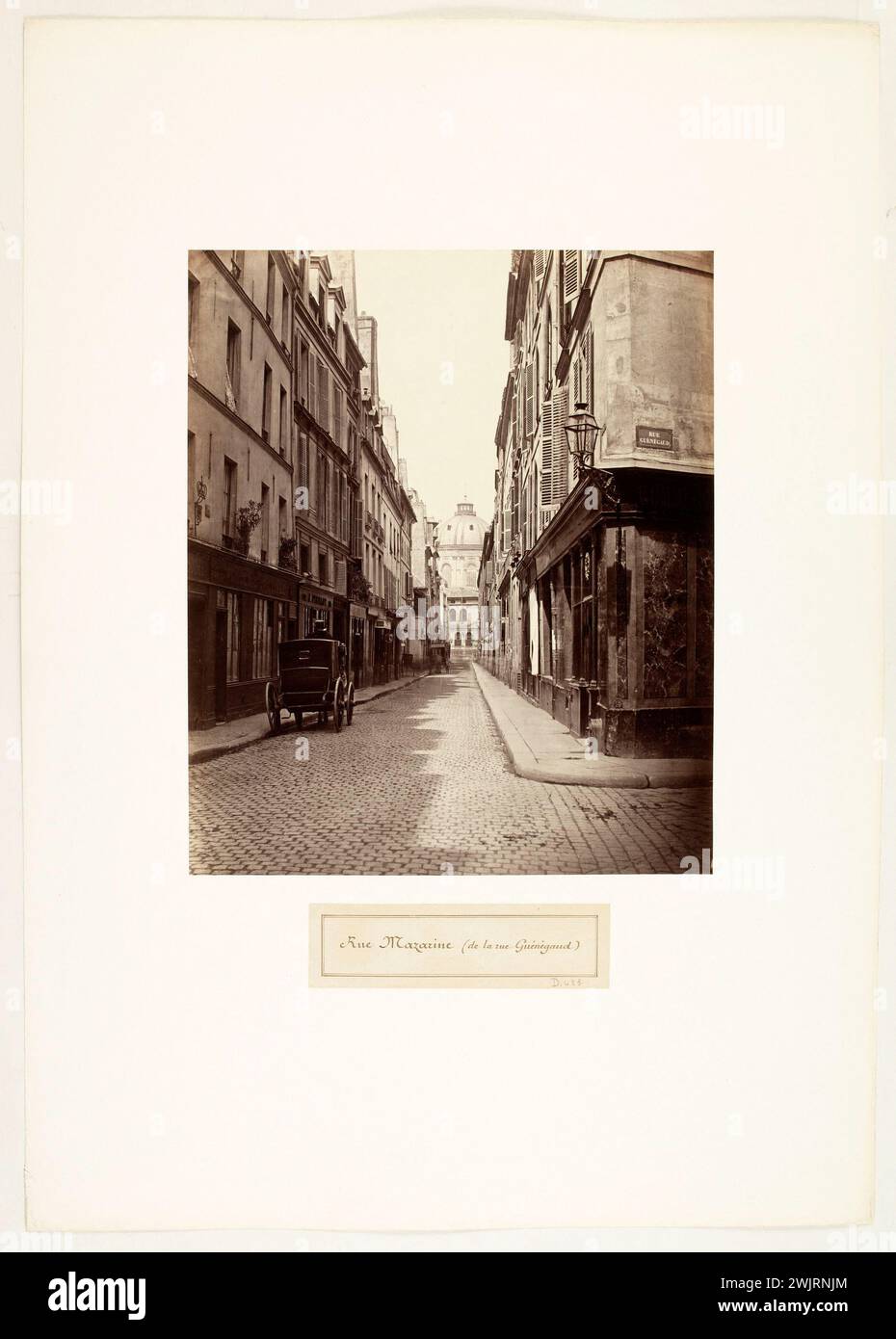 MAZARINE RUE, Blick auf die Rue Guénégaud. Paris (6. Arr.), zwischen 1865 und 1868. Fotografie von Charles Marville (1813-1879). Paris, Carnavalet Museum. 146116-24 Angle Street, Boutique, Handel, Fassadenimmeuble, Geschäft, Währungsviertel, Rue Mazarine, Rue Pavee, Attlee Car, Blick auf Guenegaud, 19. XIX. 19. 19. Jahrhundert Stockfoto