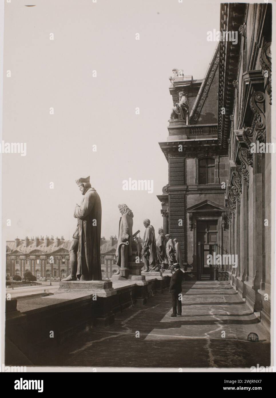 Lansiaux, Charles Joseph Antoine (Nr. 1855-03-09-D.1939-04-06), Palais du Louvre, Pavillon Mollien, 1. Arrondissement, Paris (), 1916. TRArage mit Gelatine-Silberbromid. Carnavalet Museum, Geschichte von Paris. Palais du Louvre, Pavillon Mollien, 1. Arrondissement, Paris Blick auf eine Terrasse des louvre 21. Juli 1916 Stockfoto