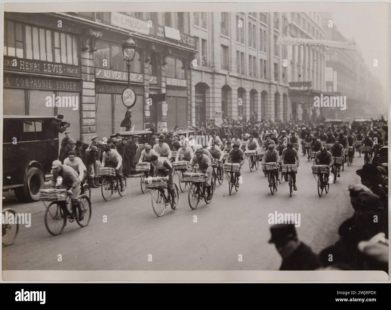 Abfahrt vom Radfahrer Radfahren der Zeitungsunternehmen, Paris '. Fotos von Georges Devred für die Agentur Rol. Februar 1931. Paris, Musée Carnavalet. 99525-27 Zeitung Stockfoto
