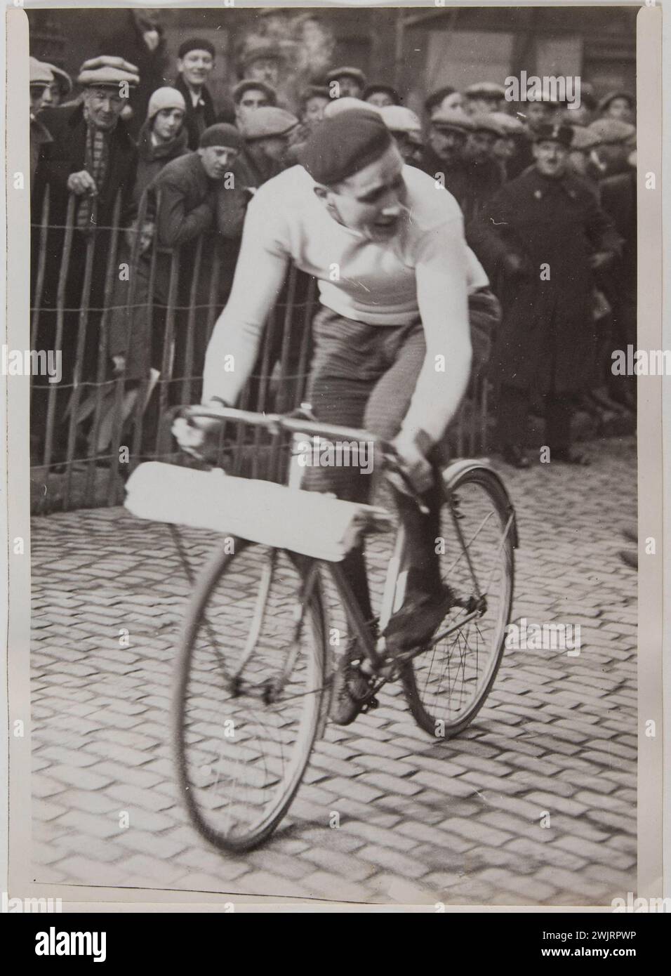 Radfahrkriterium für Zeitungsunternehmen. "Mr. Tissot, Gewinner des Kriteriums der Zeitungsunternehmen, Paris". Foto von Georges Devred für die Agentur Rol. Februar 1931. Paris, Carnavalet Museum. 99525-29 Zeitung Stockfoto