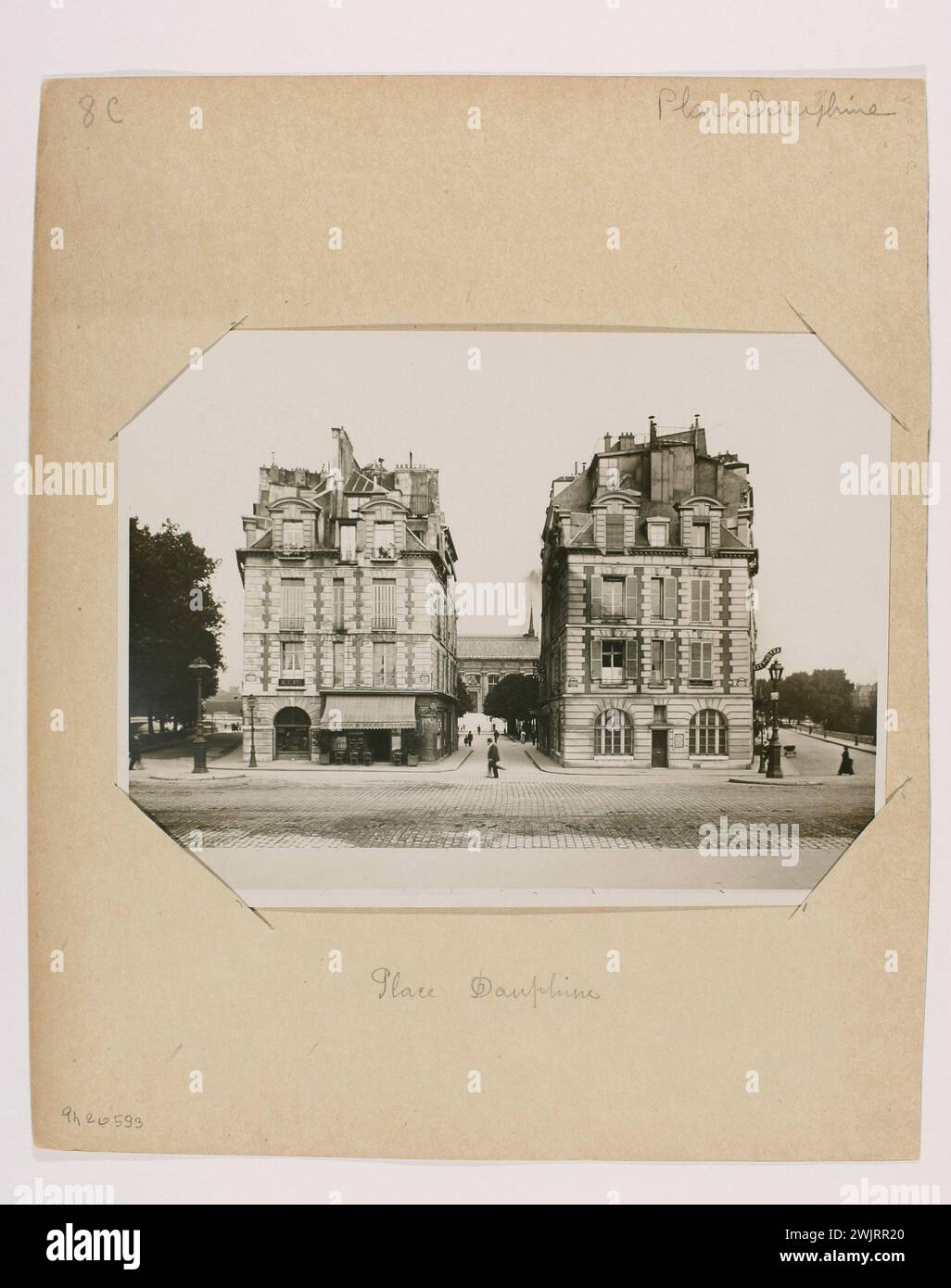 Lansiaux, Charles Joseph Antoine (Nr. 1855-03-09-D.1939-04-06), Place Dauphine Vu du Terre FULL oder Pont Neuf, 1. Arrondissement, Paris, 1916. Trarage mit Gelatino-Silber-Bromure. Carnavalet Museum, Geschichte von Paris. Place Dauphine vom Land aus gesehen voll oder Brücke neu, 1. Arrondissement, Paris. Place Dauphine vom Land aus gesehen voll oder Brücke 9. Juli 1916 Stockfoto