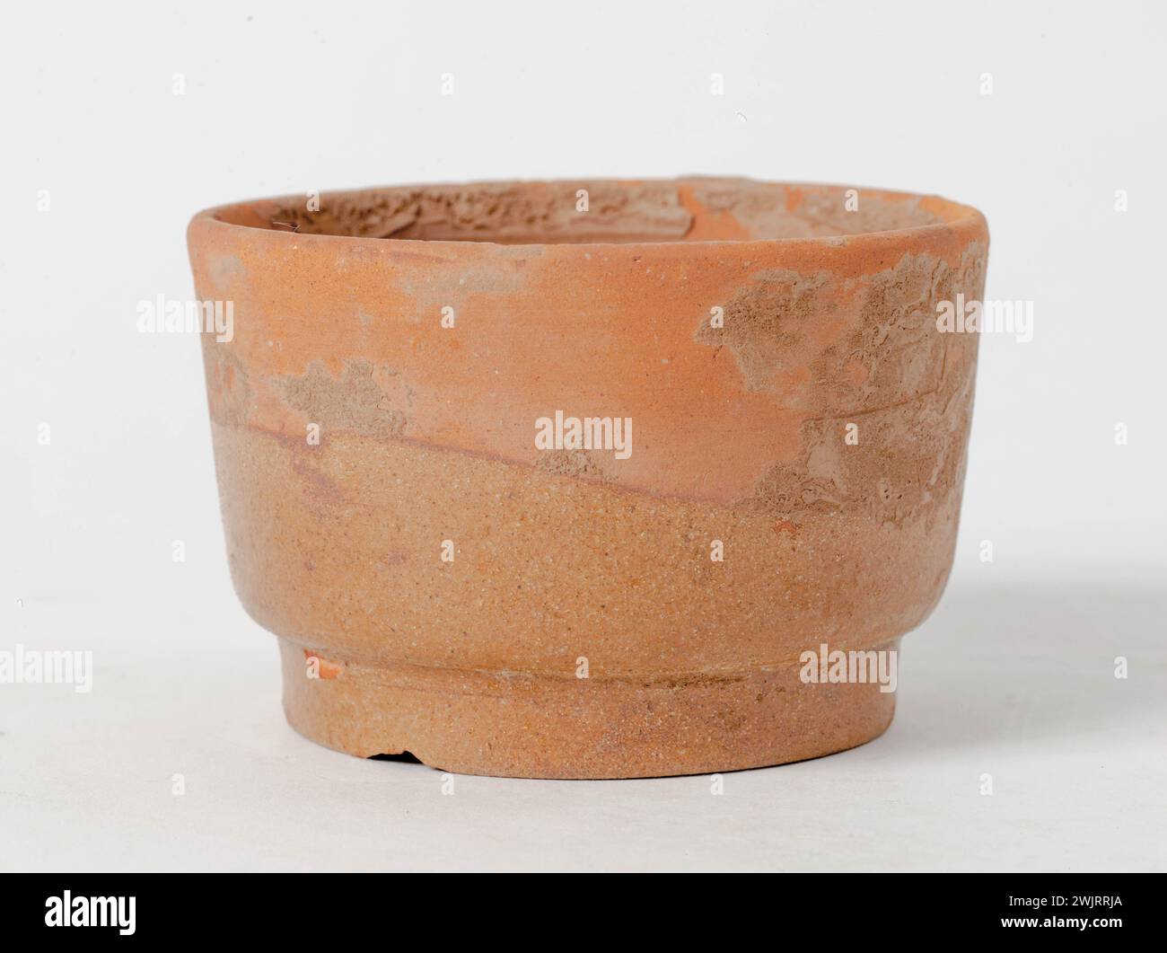 Gobelet '. Rote Terrakotta mit Céladon bedeckt. China, sechs Dynastien (311-589). Paris, Cernuschi Museum. Chinesische Kunst, chinesische Keramik, enthält, Zeit-sechs-Dynastie, Becher, Behälter, Terrakotta Stockfoto