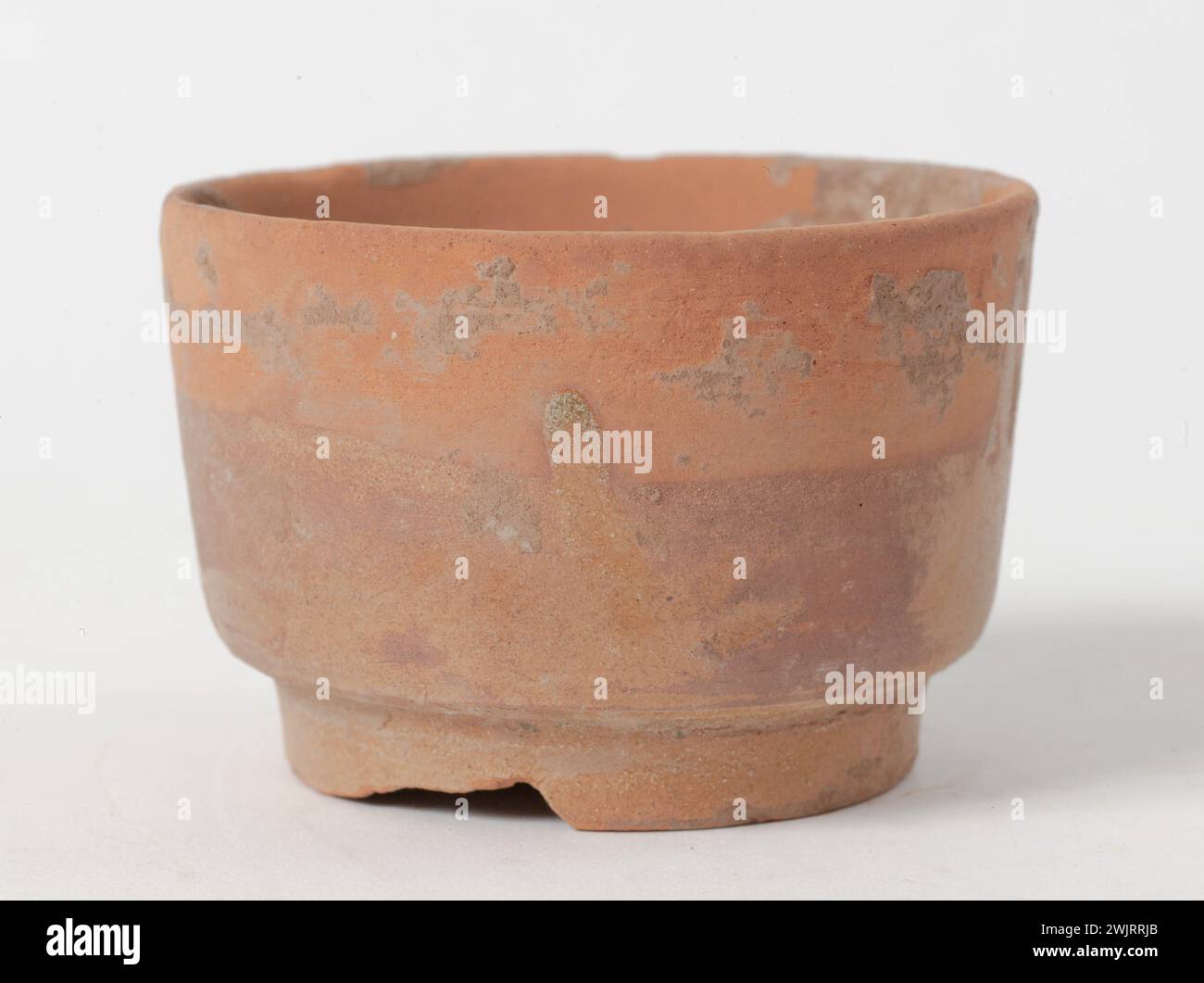 Gobelet '. Rote Terrakotta mit Céladon bedeckt. China, sechs Dynastien (311-589). Paris, Cernuschi Museum. Chinesische Kunst, chinesische Keramik, enthält, Zeit-sechs-Dynastie, Becher, Behälter, Terrakotta Stockfoto