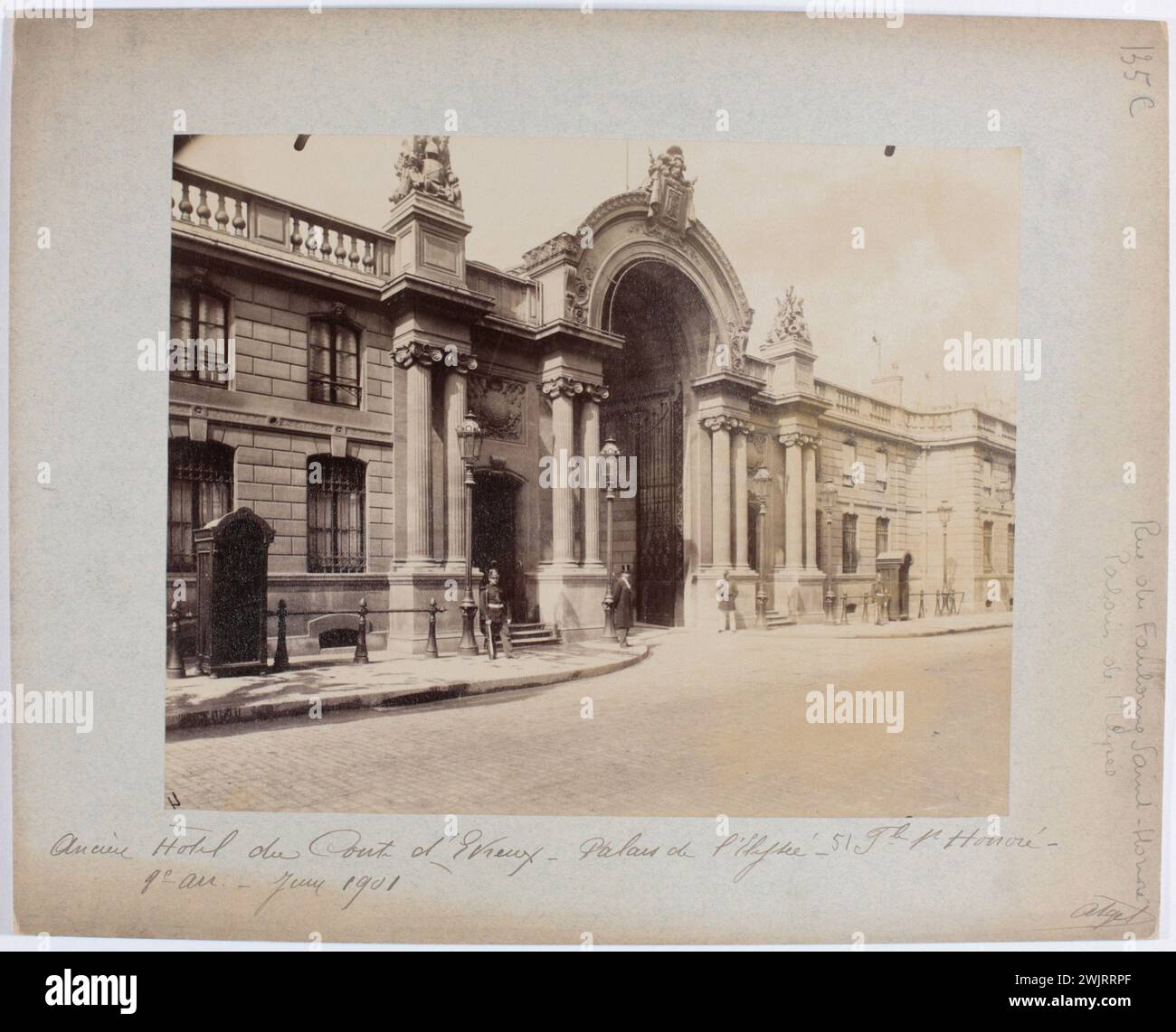 Atget, Eugène (Jean Eugène Auguste Atget, dit) (Nr. 1857-02-12-D.1927-08-04), Fassade in der Rue, ehemaliges Hotel des Comte d'Evreux, aktueller Palais de l'Elysée, 51 rue du Faubourg Saint-Honoré, 8. Arrondissement, Paris. Juni 1901 (Dummy-Titel). Albuminpapier zeichnet. Carnavalet Museum, Geschichte von Paris. Stockfoto