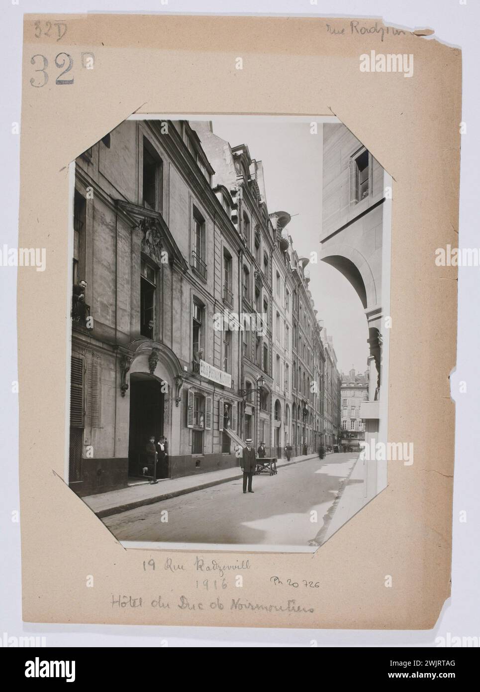 Lansiaux, Charles Joseph Antoine (Nr. 1855-03-09-D.1939-04-06), rue Radziwill, 1. Arrondissement, Paris, 1916. Du Drehte Gelatino-Bromid. Carnavalet Museum, Geschichte von Paris. Rue Radziwill, 1. Arrondissement, Paris. Rue Radziwille 19. Juli 1916 Stockfoto