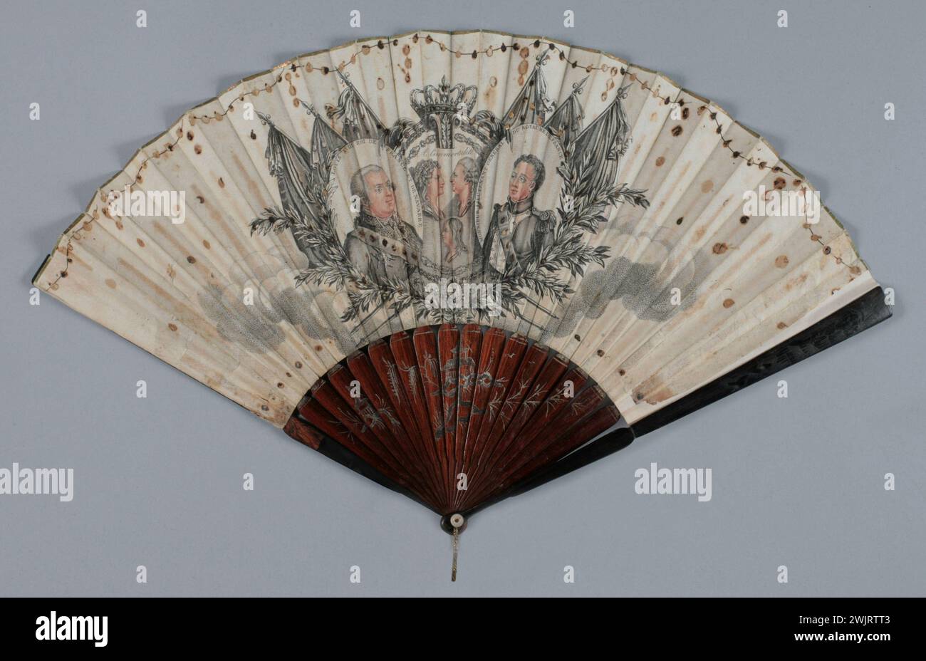 Gefaltete Reihe, nach außen gerichtete Dekoration: Auf einer Wolke, 2 große Medaillons mit den Porträts von „Louis XVIII, König von Frankreich und Navarra“ links und „Herr Generalleutnant des Königreichs Frankreich“ rechts, sie überwachen die Profile von Marie-Antoinette, Ludwig XVI und der Gal1995.14.1-Platte: Ätzung auf Papier, gehackter und goldener Metallbügel, exotischer Holzrahmen, dunklere holzbeschichtete Federn Stockfoto