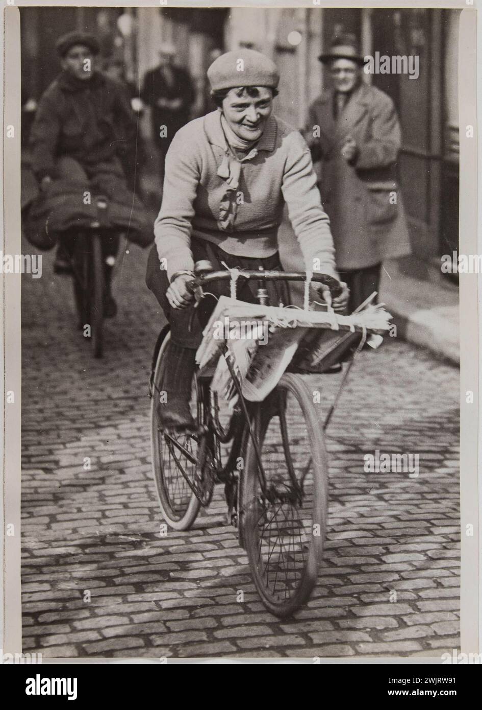 Radfahrkriterium für Zeitungsunternehmen. "Louise Conrad Gagnant von der Kategorie Lady während des Radfahrens der Zeitungsunternehmen, Paris". Foto von Georges Devred für die Agentur Rol. Februar 1931. Paris, Carnavalet Museum. 99525-28 Zeitung Stockfoto