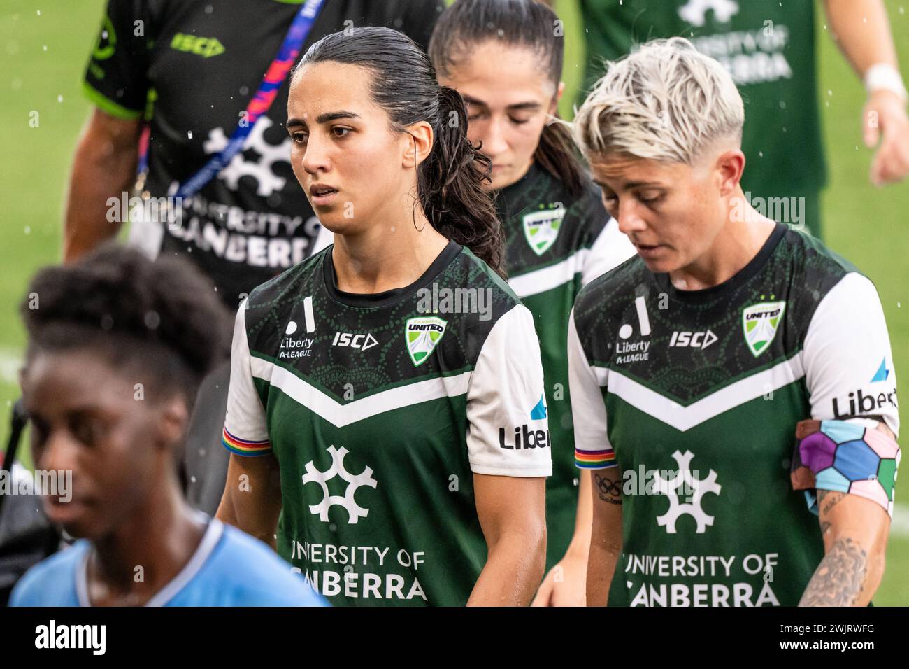 Canberra, Australien; 17. Februar 2024: Vesna Milivojevic von Canberra United FC und andere Spieler verlassen das Spielfeld aufgrund von Blitzgefahr während des 2023/24 Spiels der Liberty A-League Women Round 17 zwischen Canberra United FC und Sydney FC am 17. Februar 2024 im McKellar Park in Canberra, Australien. Das Spiel wurde anschließend abgebrochen. (Foto: Nick Strange/Fotonic/Alamy Live News) Stockfoto