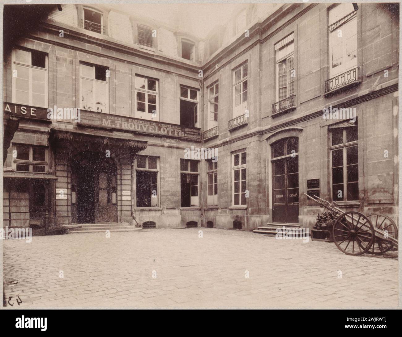 Ehemaliges Hotel de Choisy, Rue Barbette. PARIS (VERTEILUNG III), 8. JULI 1901. Fotografie von Eugène Atget (1857-1927). Paris, Carnavalet Museum. 25623-9 Alt, Wagen, Innenhof, Hotel de Choisy, bestimmtes Hotel, Le Marais, Quartier du Marais, Rue Barbette Stockfoto