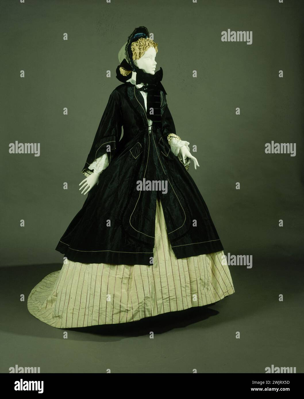 Mantel. Taffeta aus schwarzer Seide, Stickerei an der Kette, schwarze Seidenspitze, weiß gekuppelt in den Ärmeln. Um 1864. Galliera, Modemuseum der Stadt Paris. Stickpunkt der Kette, Spitze, weiblich, Frau, Mantel, schwarzer Seidentaft Stockfoto