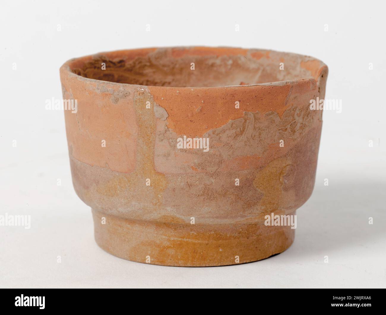 Gobelet '. Rote Terrakotta mit Céladon bedeckt. China, sechs Dynastien (311-589). Paris, Cernuschi Museum. Chinesische Kunst, chinesische Keramik, enthält, Zeit-sechs-Dynastie, Becher, Behälter, Terrakotta Stockfoto