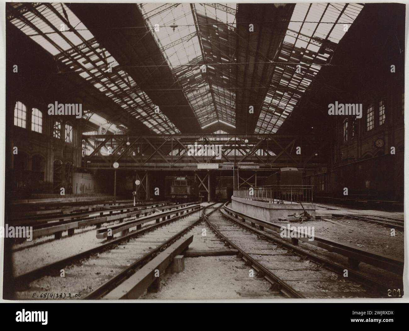 Bau der städtischen Metropolitanbahn: Montage der Grande Travée in der Halle, Gare d’Orléans (Gare d’Austerlitz?). 'Linie 2 Süd 13. Juni 1905 / Überquerung des Bahnhofs Orléans / Montage des überspannten GRDE in der Halle / nach innen'. 13.06.1905. Anonyme Fotografie. 13.06.1905. Paris, Carnavalet Museum. 123881-13 Stockfoto