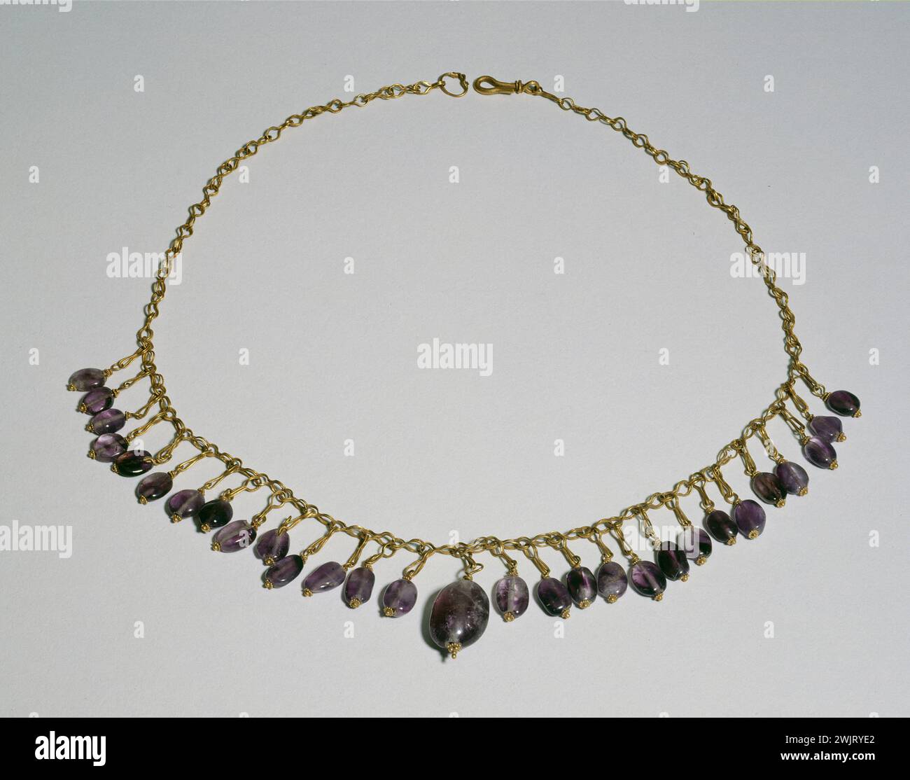 Gold und Amethyst Halskette, altes Rom, 2. Oder 3. Jahrhundert '. Museum der Schönen Künste in Paris, Petit Palais. 26984-4 ZUBEHÖR, AMETHYSTE, ANTIQUITE, BIJOU, COLLIER, EMPIRE ROMAIN, MODE FEMININ ODER ANTIK Stockfoto