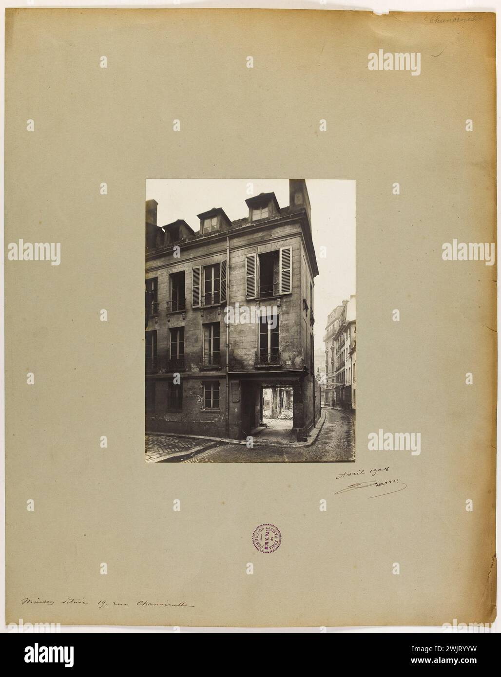 Barry, Jean. Das Haus befindet sich in der Rue Chanoinesse 19. "Hausfassade, Rue Chanoinesse 19, 4. Arrondissement, Paris". 1908-04-1908-04. Paris, Carnavalet Museum. 144165-12 Stockfoto
