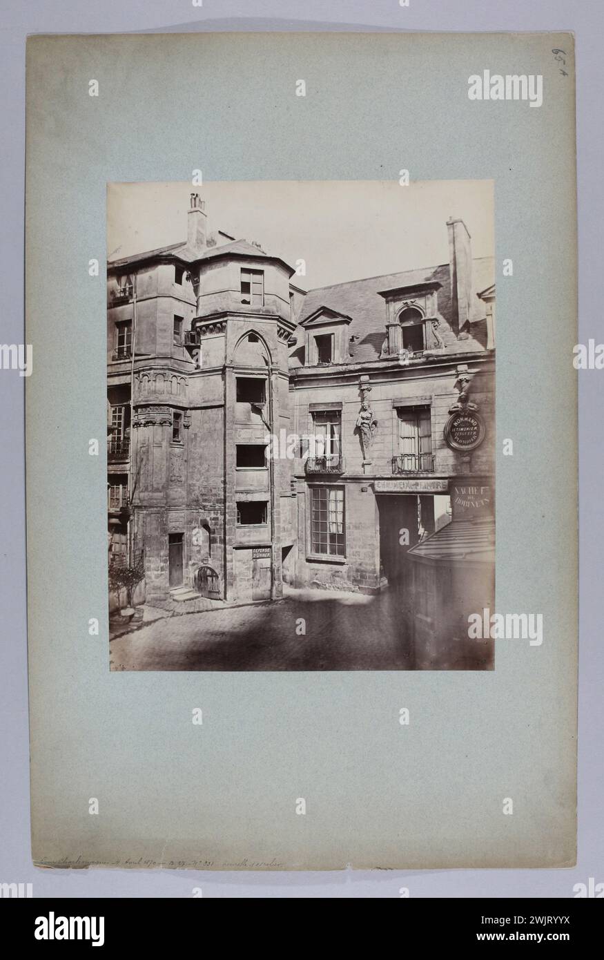 Emonts or Emonds, Pierre (Nr. 1831-03-29-D.1912), Court Karls des Großen, Passage Karls des Großen, 4. Arrondissement, Paris. (Treuer Titel), 1870, Albumin-Papier. Carnavalet Museum, Geschichte von Paris. Stockfoto