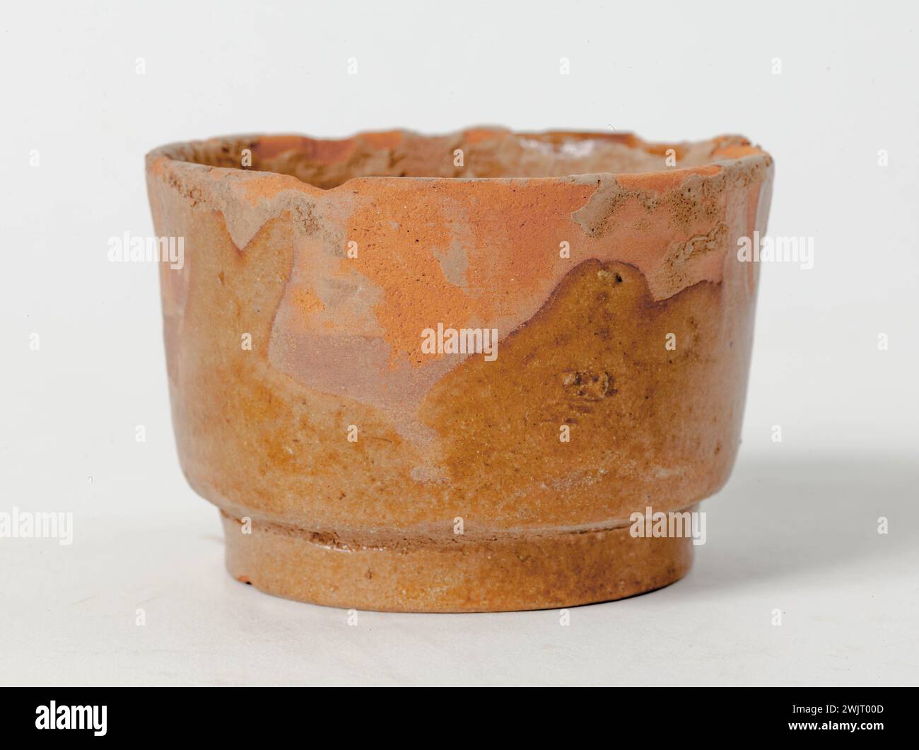 Gobelet '. Rote Terrakotta mit Céladon bedeckt. China, sechs Dynastien (311-589). Paris, Cernuschi Museum. Chinesische Kunst, chinesische Keramik, enthält, Zeit-sechs-Dynastie, Becher, Behälter, Terrakotta Stockfoto