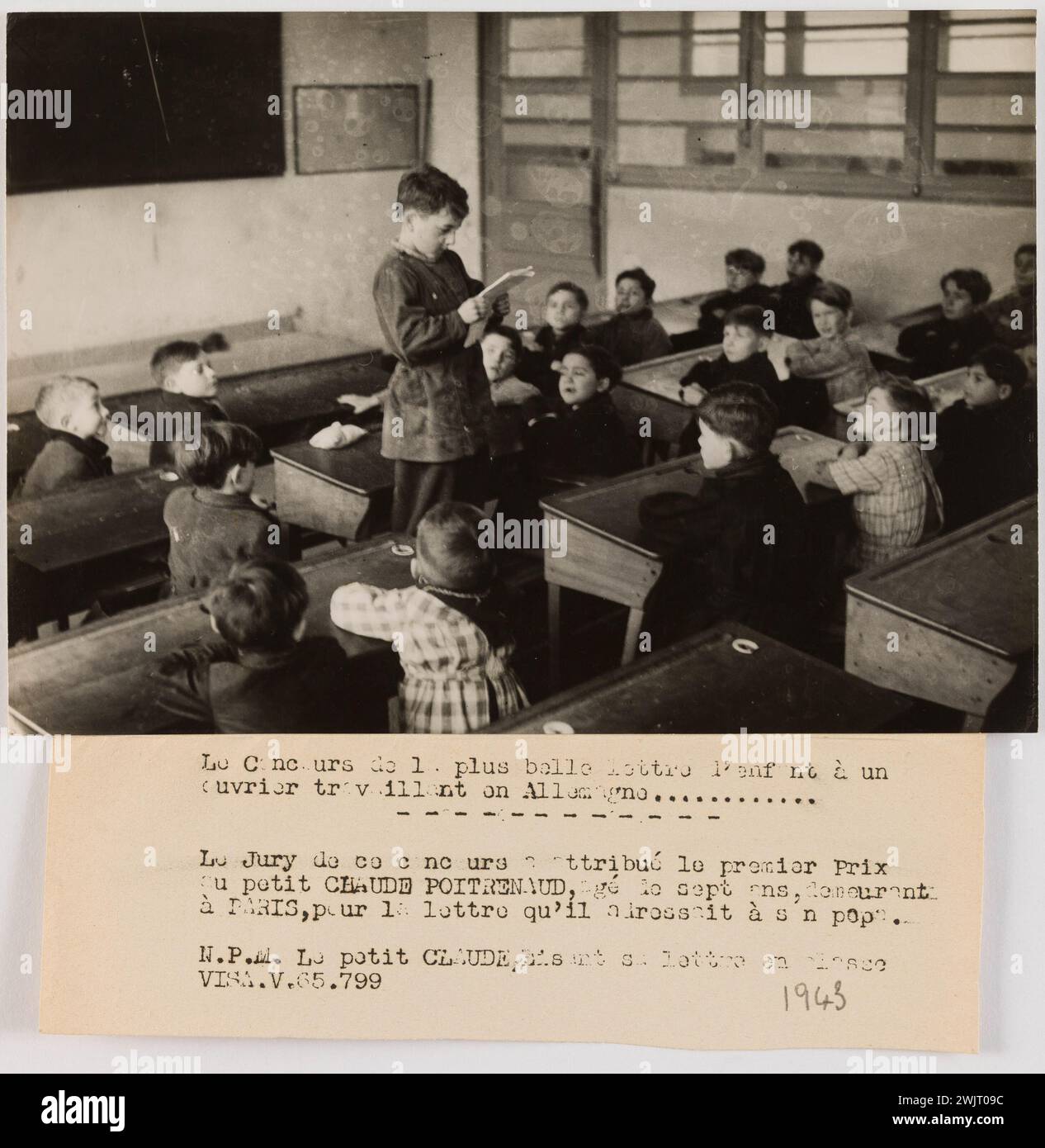 ABC (Fotoagentur; Paris). Propagandafotografie: Schuljunge liest einen Brief mitten in der Klasse. Der Wettbewerb des schönsten Kinderbriefes an einen in Deutschland arbeitenden Arbeiter ..... / Die Jury dieses Wettbewerbs verlieh den ersten Preis / an den kleinen Claude Poitrenaud, sieben Jahre alt, wohnhaft / in Paris, für den Brief, den er an seinen Vater geschickt hat. / N.P.M., kleiner Claude, liest seinen Brief im Unterricht. Gelatino-Silberbromid-Entnahme. Daktylographische Legende in schwarzer Tinte. 1943-02-08-1943-02-08. Paris, Carnavalet Museum. 144781-17 Stockfoto