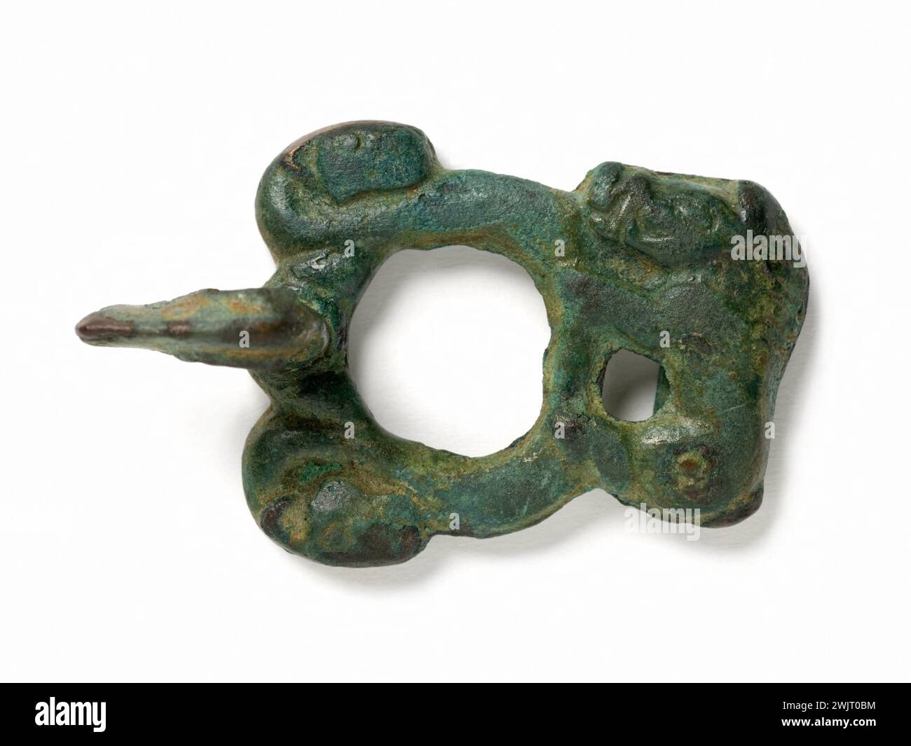 Schnalle. Bronze, Nordwest-China. 5.-4. Jahrhundert vor J.C. Paris, Cernuschi Museum. Ein stilisierter Greifkopf dient als Haken für diese Schlaufe, die in einer Biventilform hergestellt wird. Zwei Ziegenköpfe erscheinen entlang der Schleife. Andererseits bildet der Ring, mit dem der Gürtel befestigt wird, ein Rechteck und nimmt die Merkmale einer plötzlichen Schraffur an, die seine Mähne markiert. Der Rückwärtsgang ist leicht konkav. Gürtelschnalle, Gürtelschnalle, Bronze, Nordwestchina, Nordwestporzellan, Tier, China Stockfoto