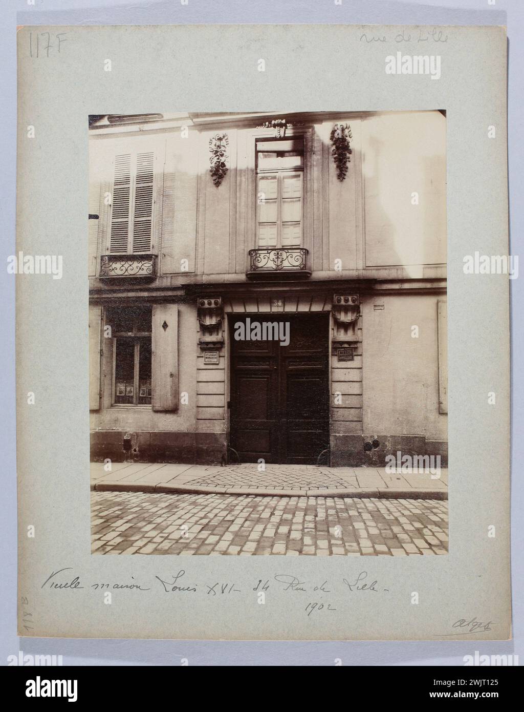 Atget, Eugène (Jean Eugène Auguste Atget, dit) (Nr. 1857-02-12-D.1927-08-04), altes Haus Louis XVI, 34 rue de Lille, 7. Arrondissement, Paris. (Dummy-Titel), 1902. Zeichnen Sie auf Albuminpapier. Carnavalet Museum, Geschichte von Paris. Old Maison Entre Louis XVI., Rue de Lille 34, 7. Arrondissement, Paris. Stockfoto