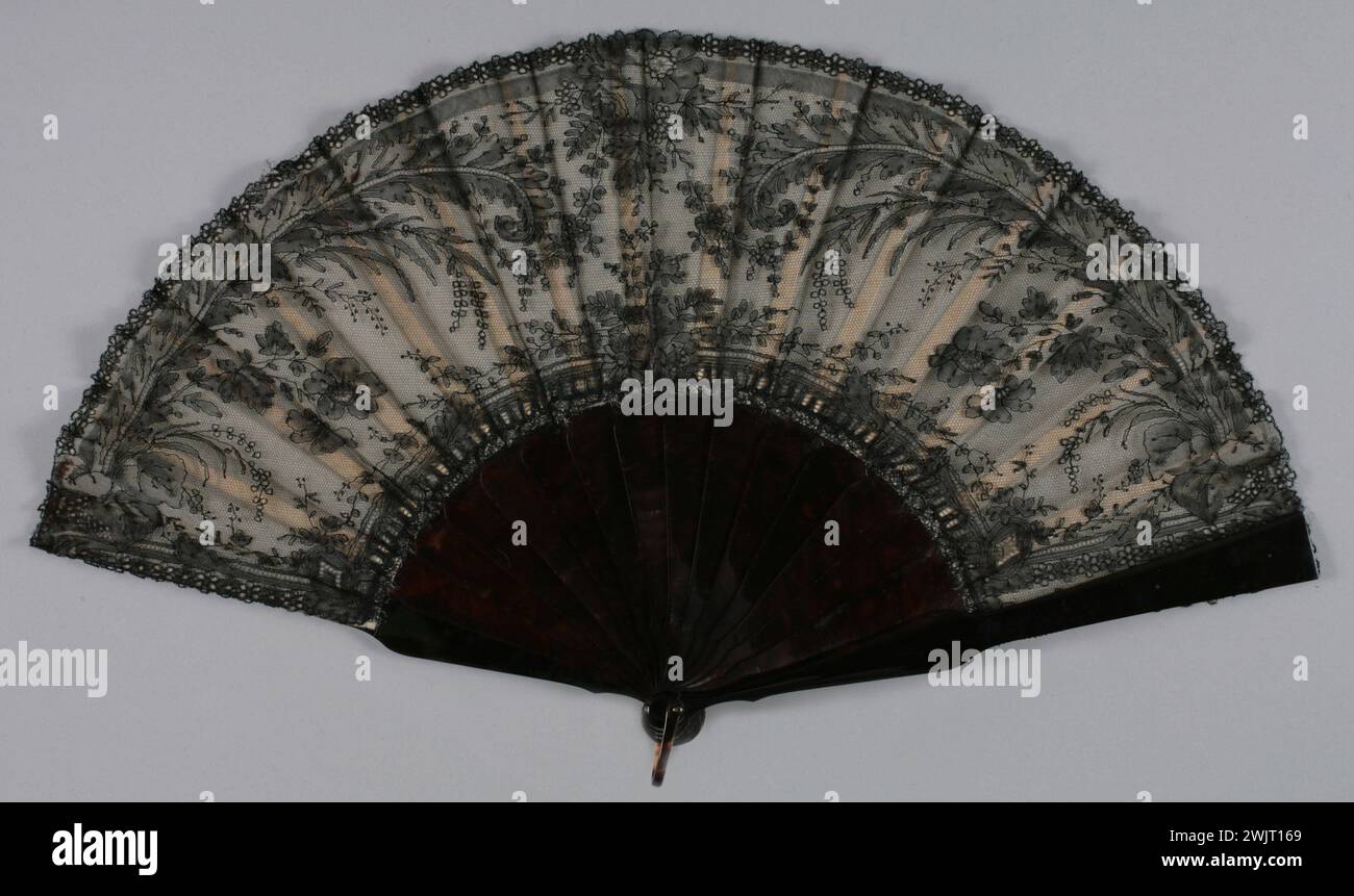 Gefaltete Serie GAL1981.95.103 Chantilly-Spitzenplatte, maßstabsgetreuer Rahmen Stockfoto