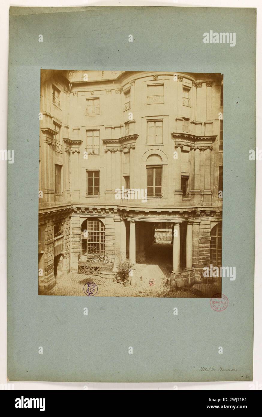 Anonym. Beauvais Hotel. 'Blick auf den Innenhof des Beauvais Hotels, 4. Arrondissement, Paris'. Albuminpapier zeichnet. In. Paris, Carnavalet Museum. 144162-14 Stockfoto